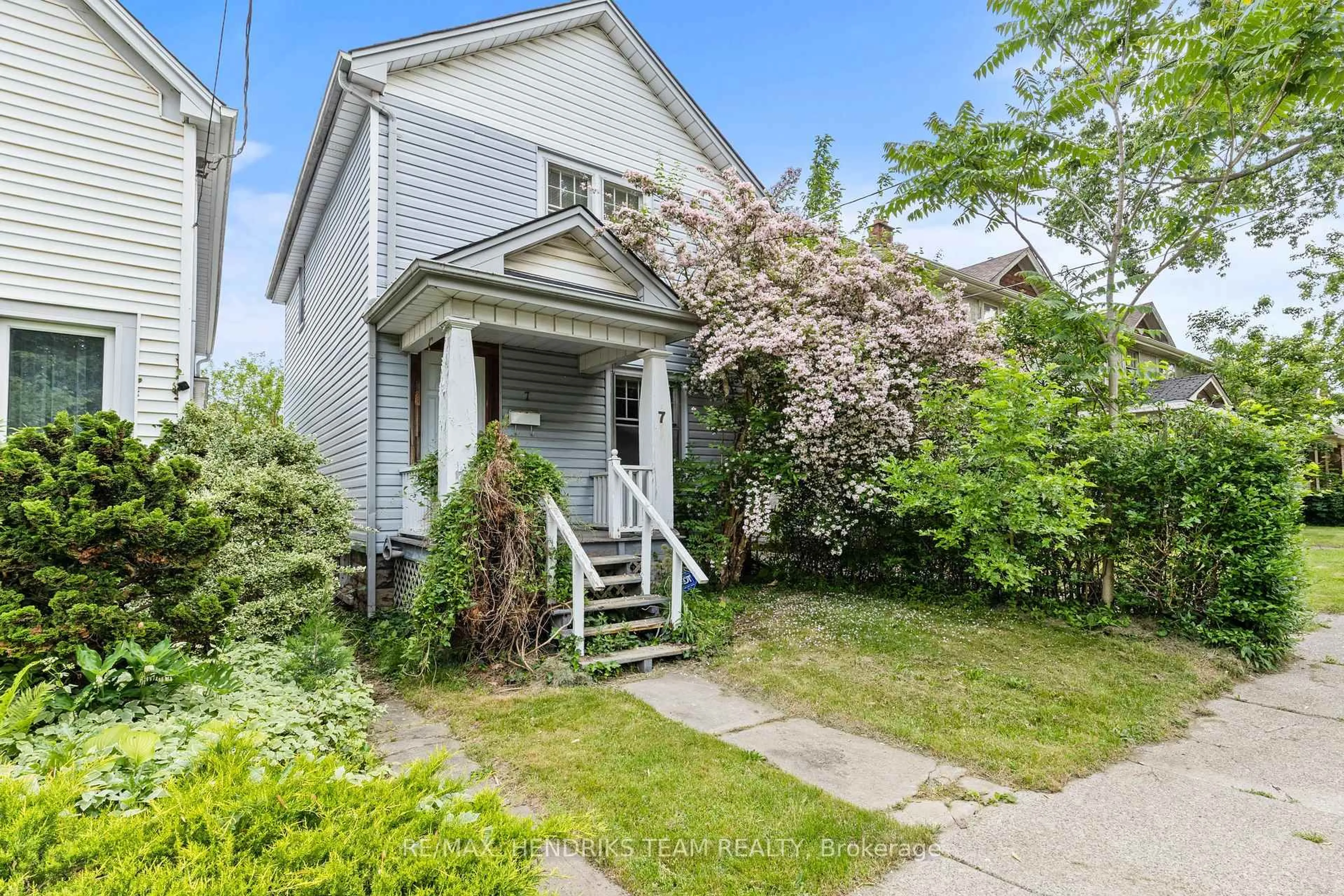Unknown for 7 & 9 Edmund St, St. Catharines Ontario L2R 2E9