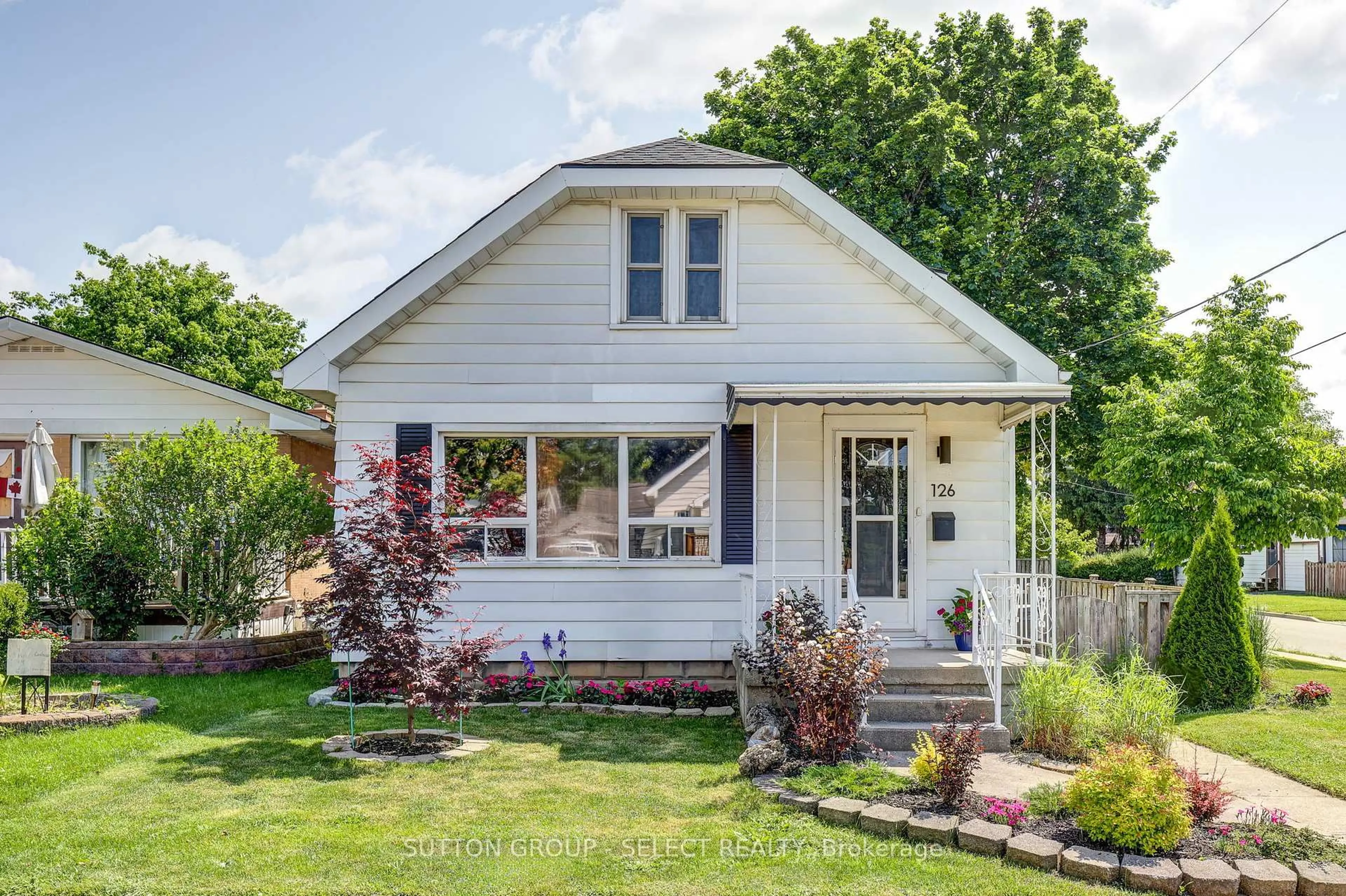 Home with vinyl exterior material, street for 126 Brisbin St, London East Ontario N5Z 2M1