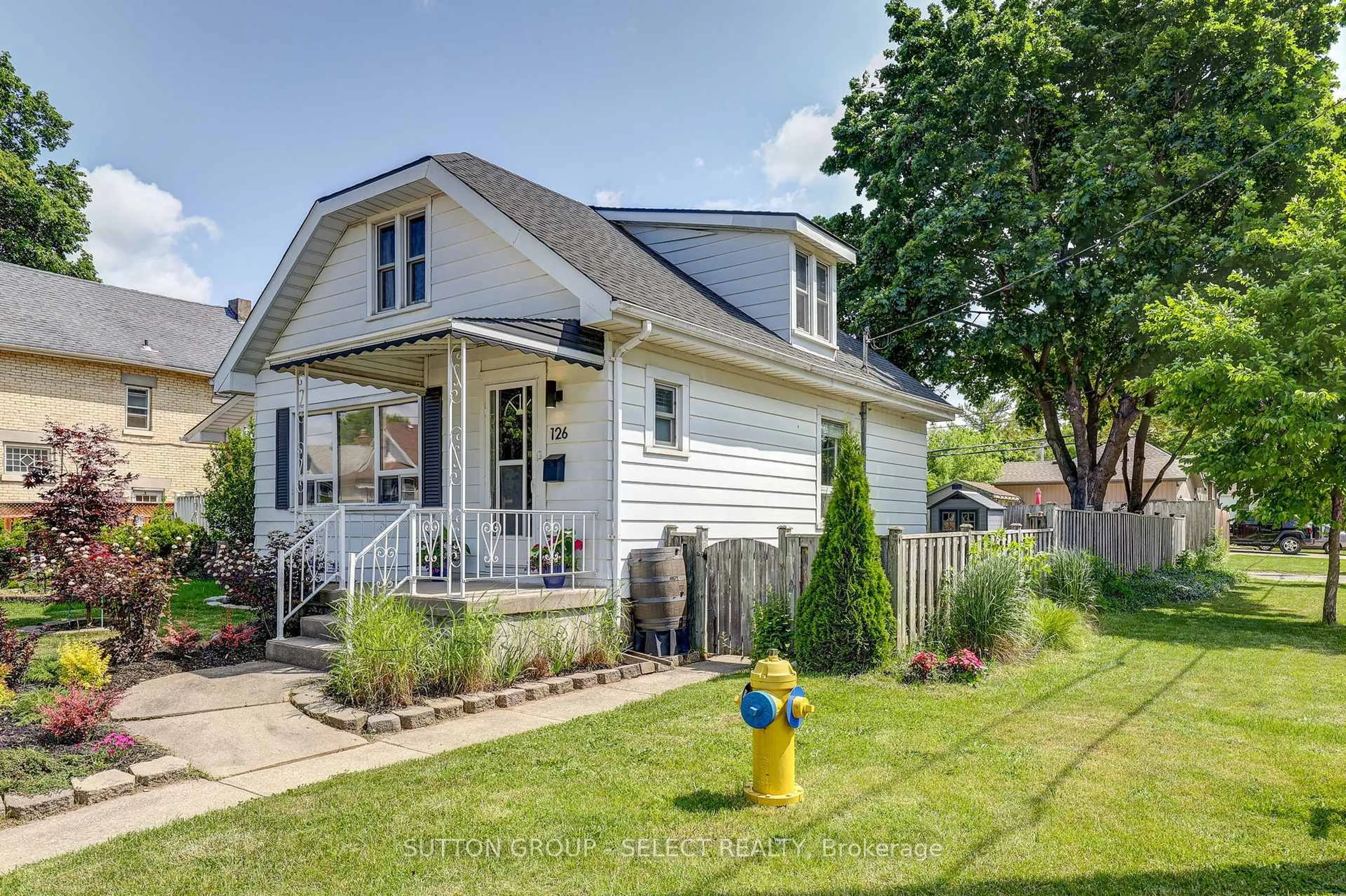 Home with vinyl exterior material, street for 126 Brisbin St, London East Ontario N5Z 2M1