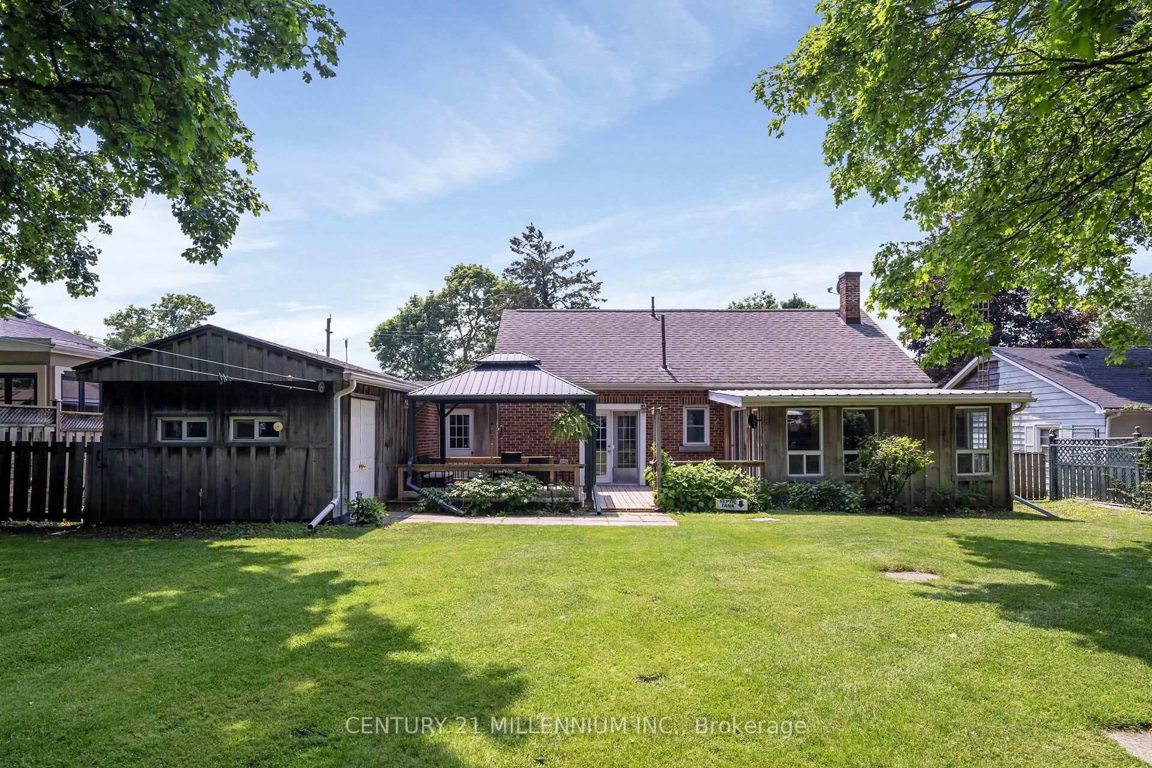 A pic from outside/outdoor area/front of a property/back of a property/a pic from drone, street for 175 Daniel St, Erin Ontario N0B 1T0