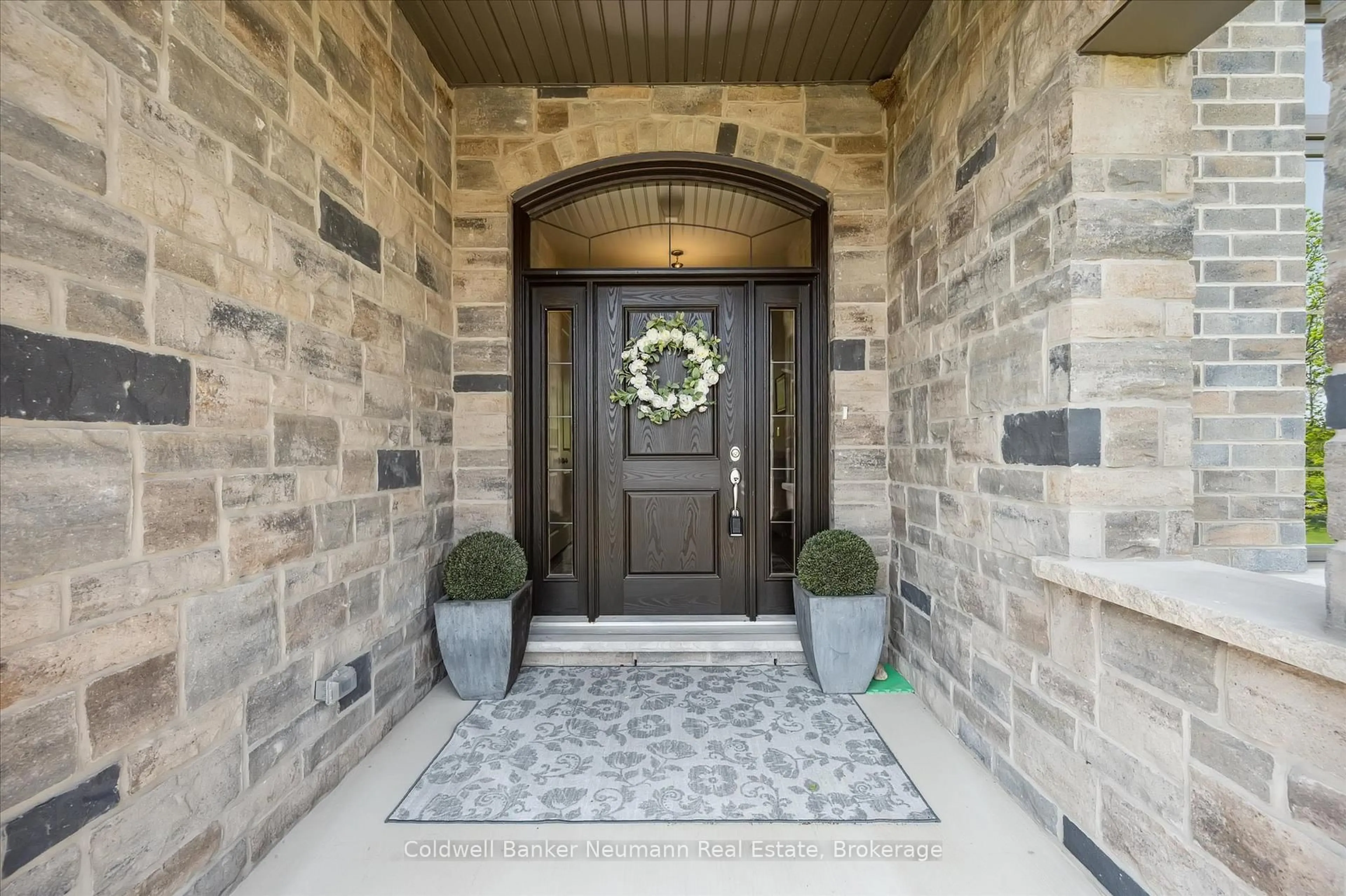Indoor entryway for 74 Gilmour Rd, Puslinch Ontario N0B 2J0