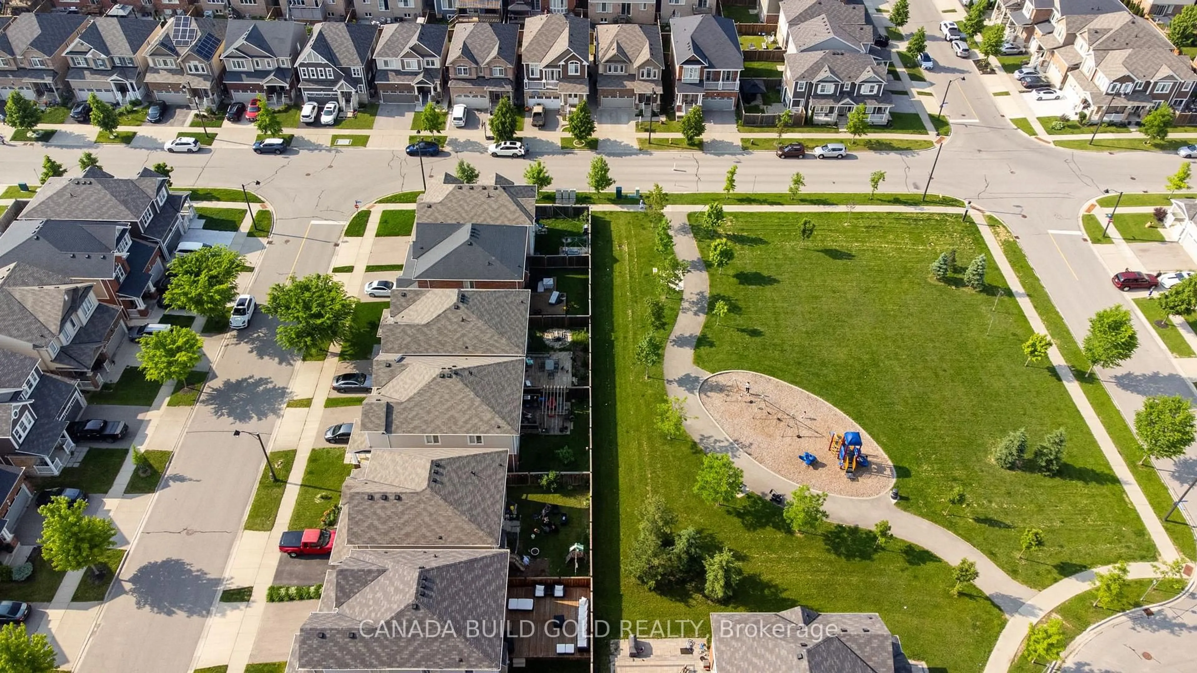 A pic from outside/outdoor area/front of a property/back of a property/a pic from drone, street for 83 West Oak Tr, Kitchener Ontario N2R 0K7