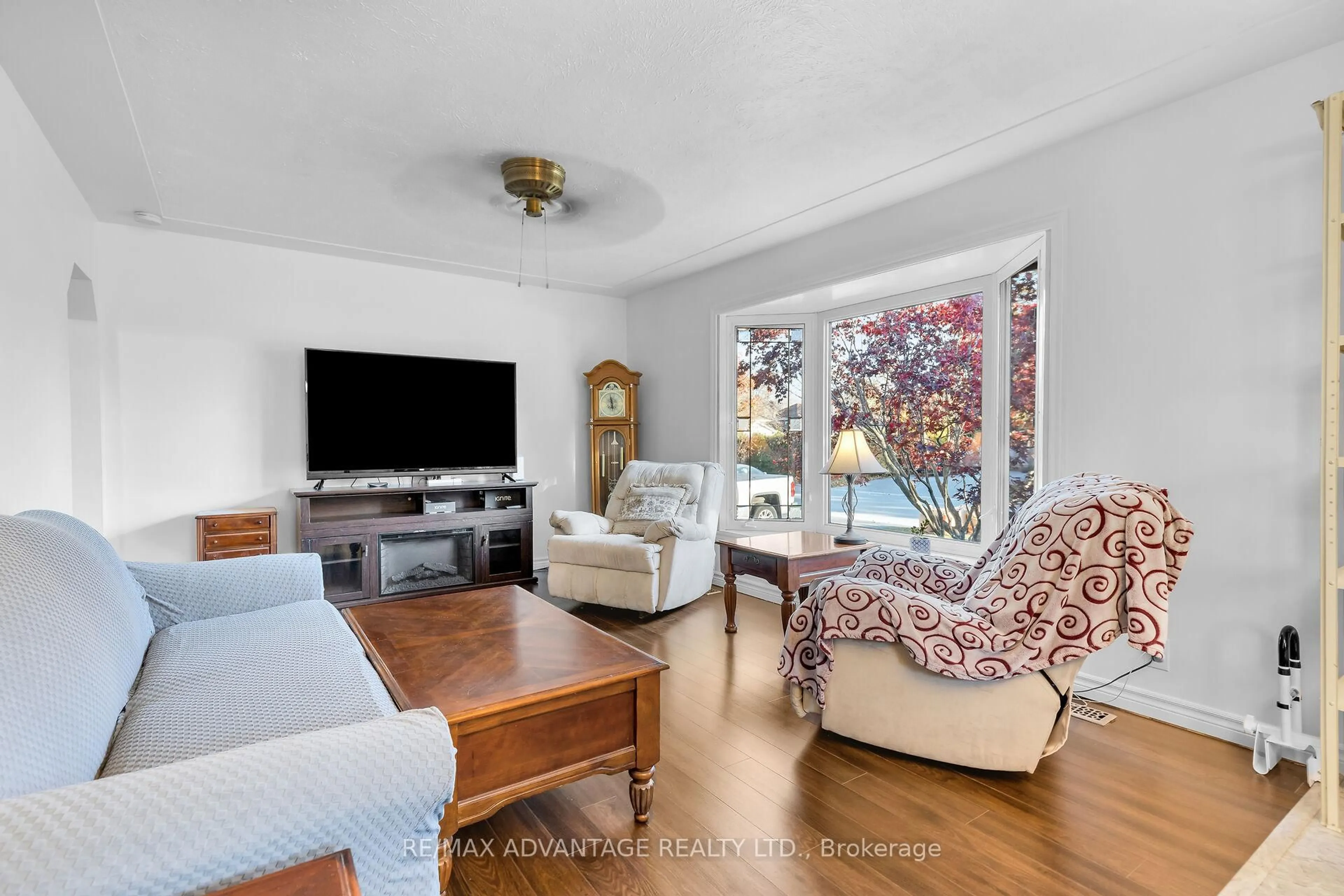 Living room with furniture, unknown for 1824 Avalon St, London East Ontario N5W 3G8