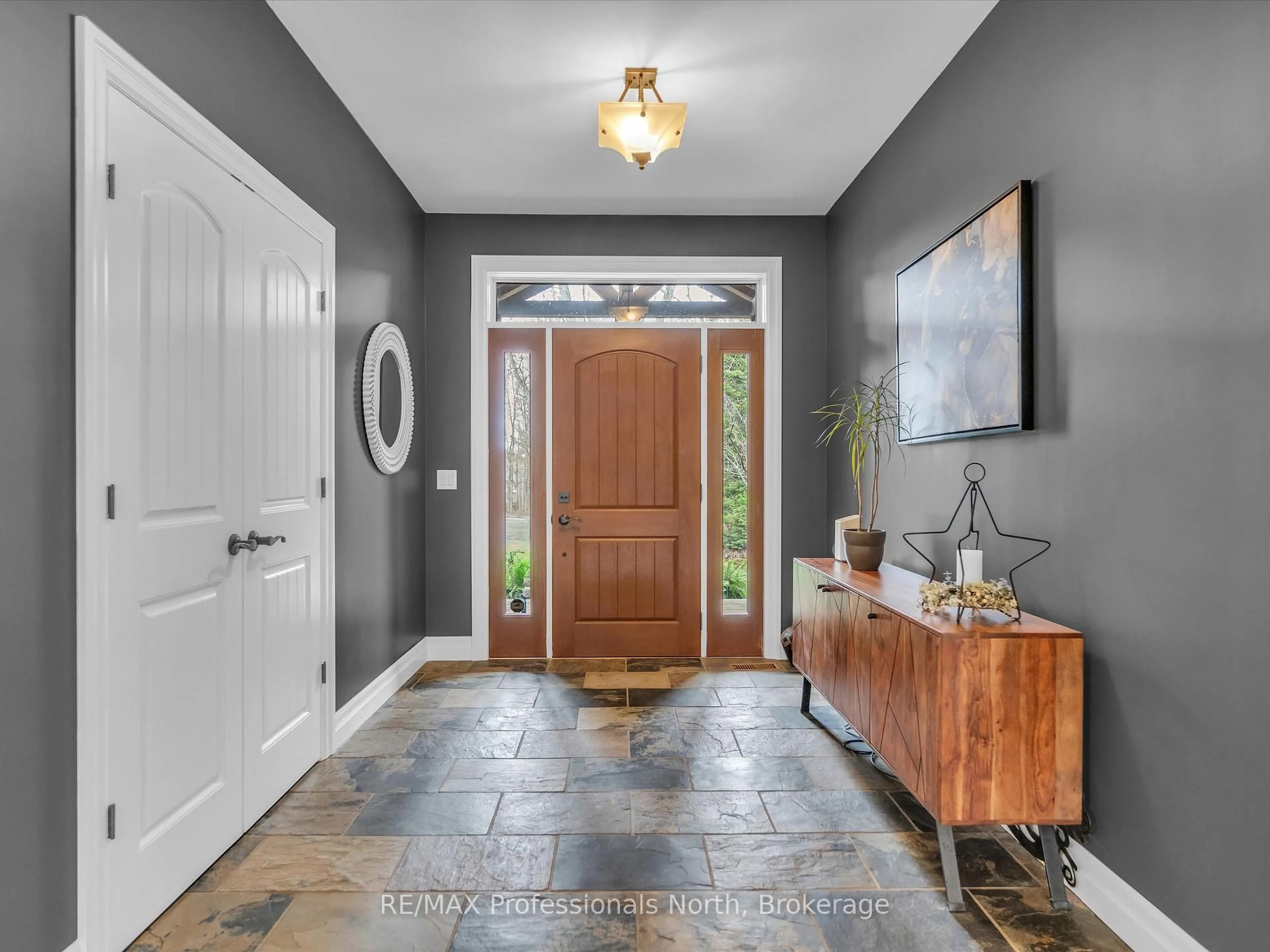 Indoor entryway for 93 Mainhood's Rd, Huntsville Ontario P0B 1M0