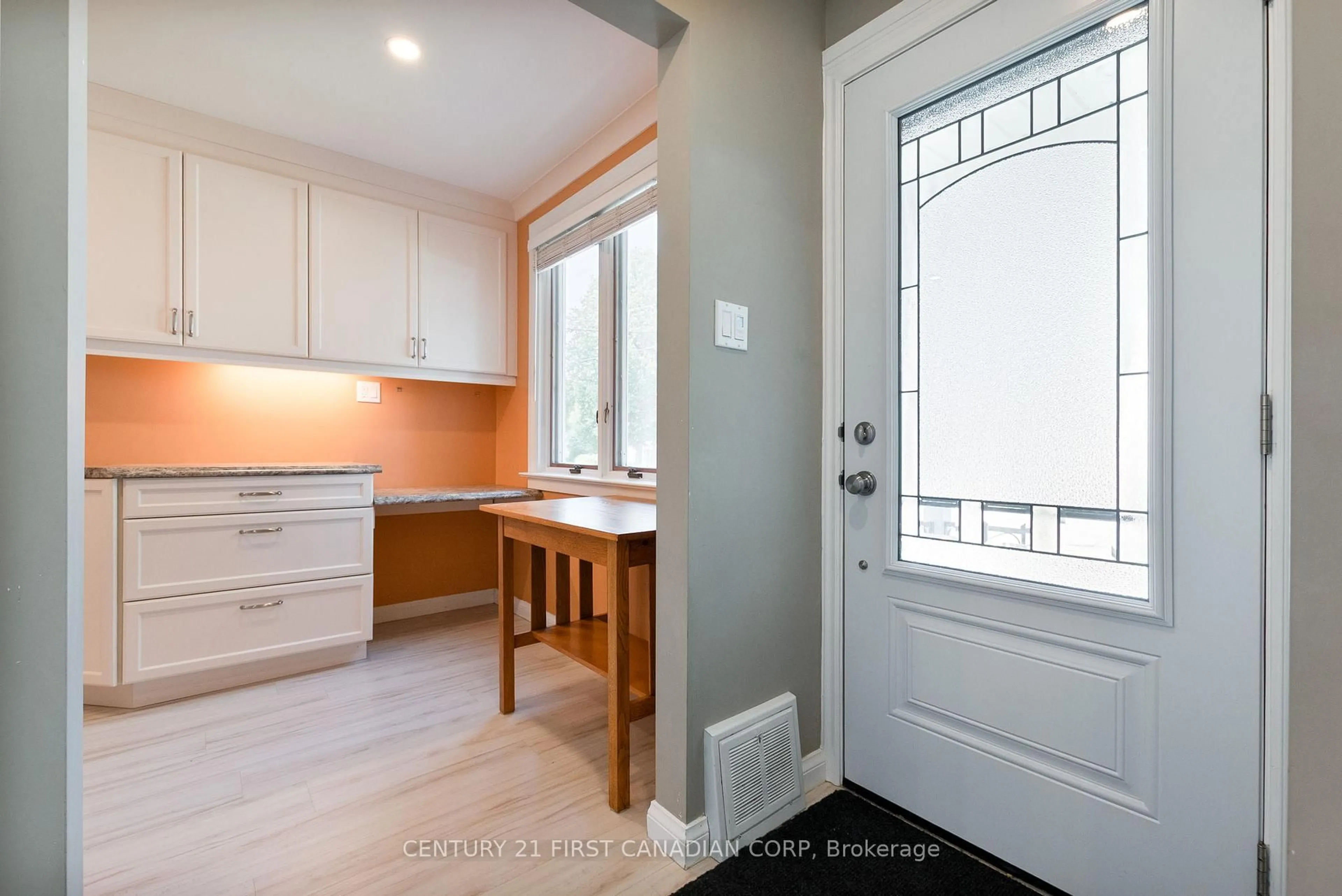 Indoor entryway for 136 Columbia Ave, London North Ontario N6H 2K4