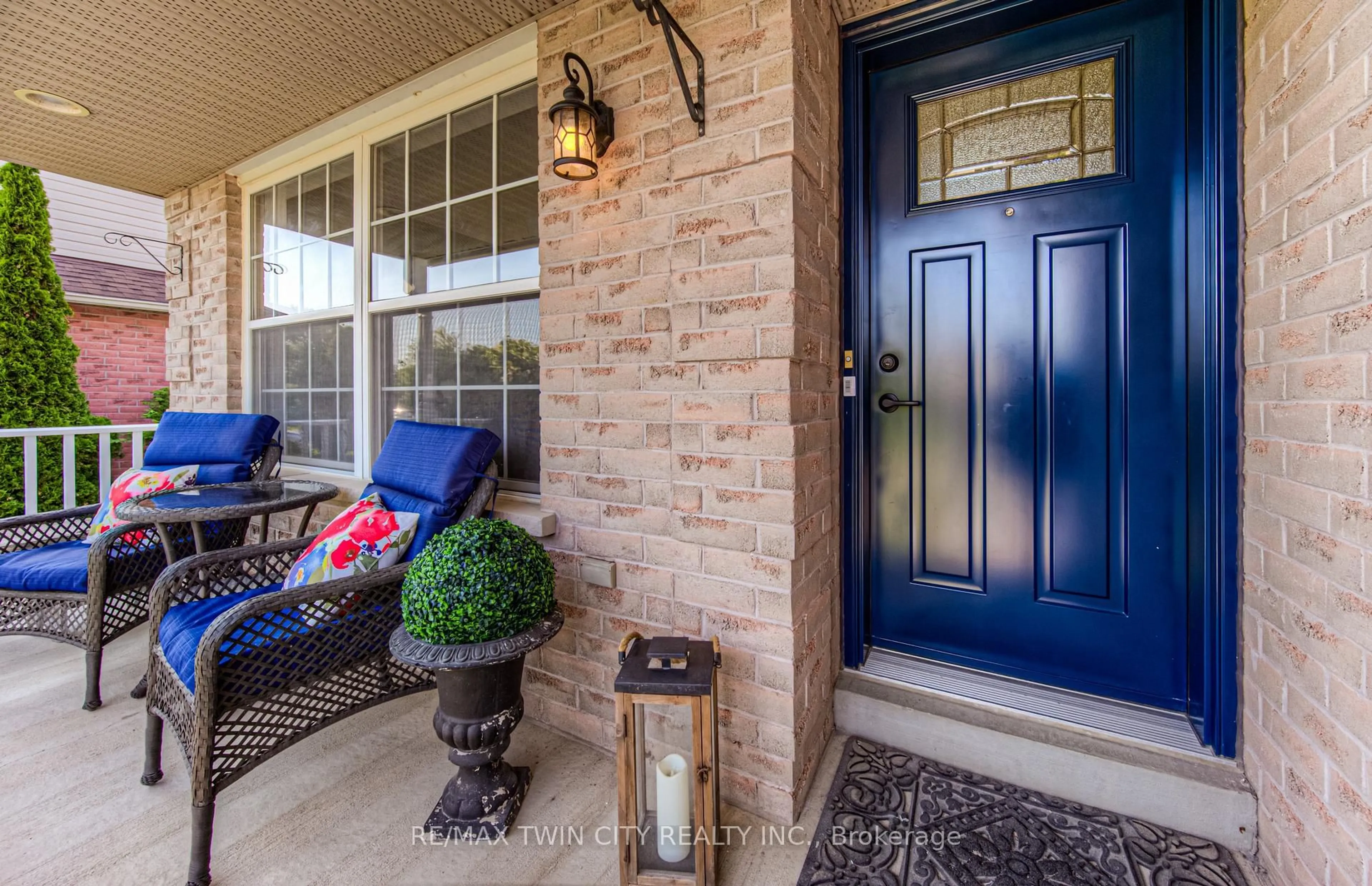 Indoor entryway for 33 Watson Cres, North Dumfries Ontario N0B 1E0