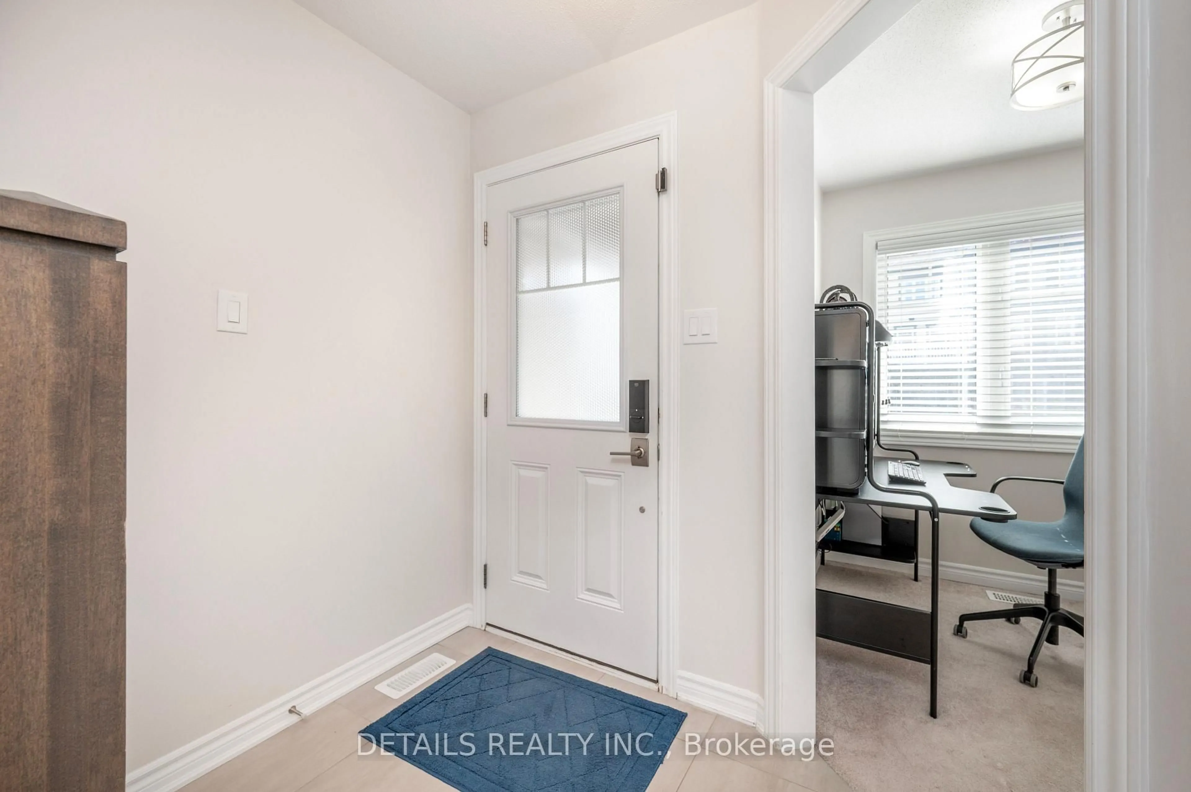 Indoor entryway for 434 White Arctic Ave, Ottawa Ontario K2J 5Y9
