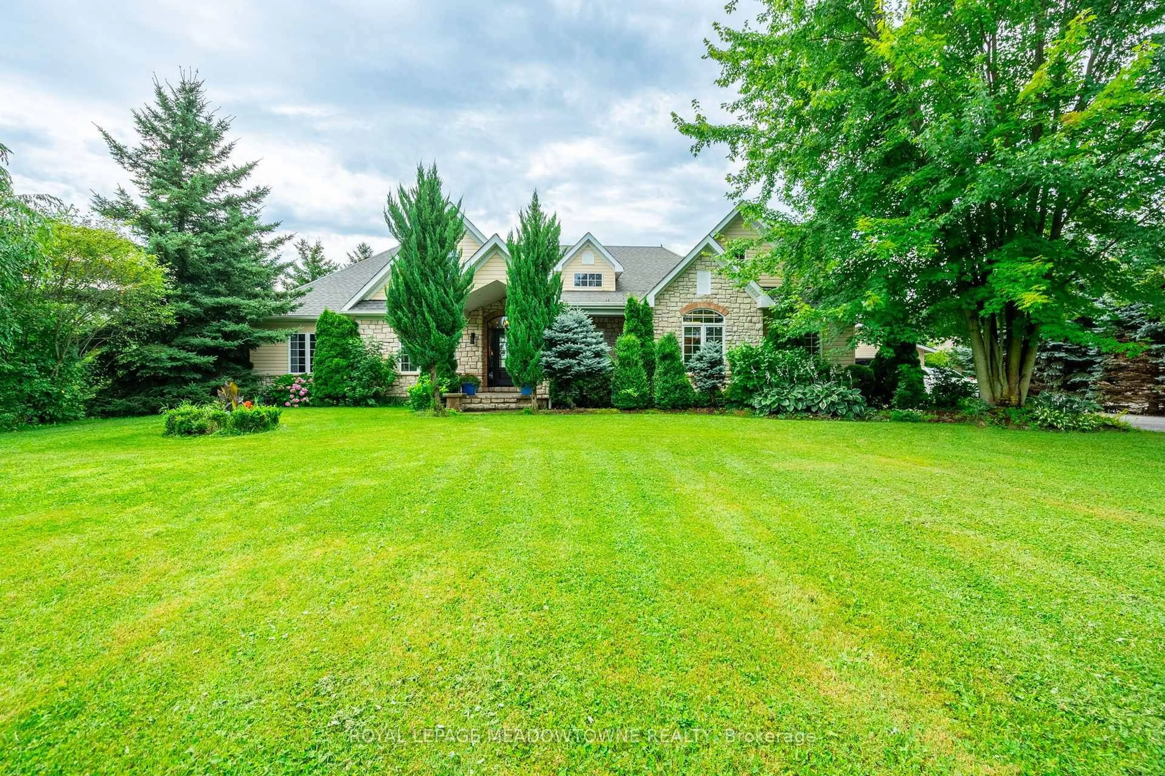 A pic from outside/outdoor area/front of a property/back of a property/a pic from drone, unknown for 128 Carlisle Rd, Hamilton Ontario L8B 0Z8