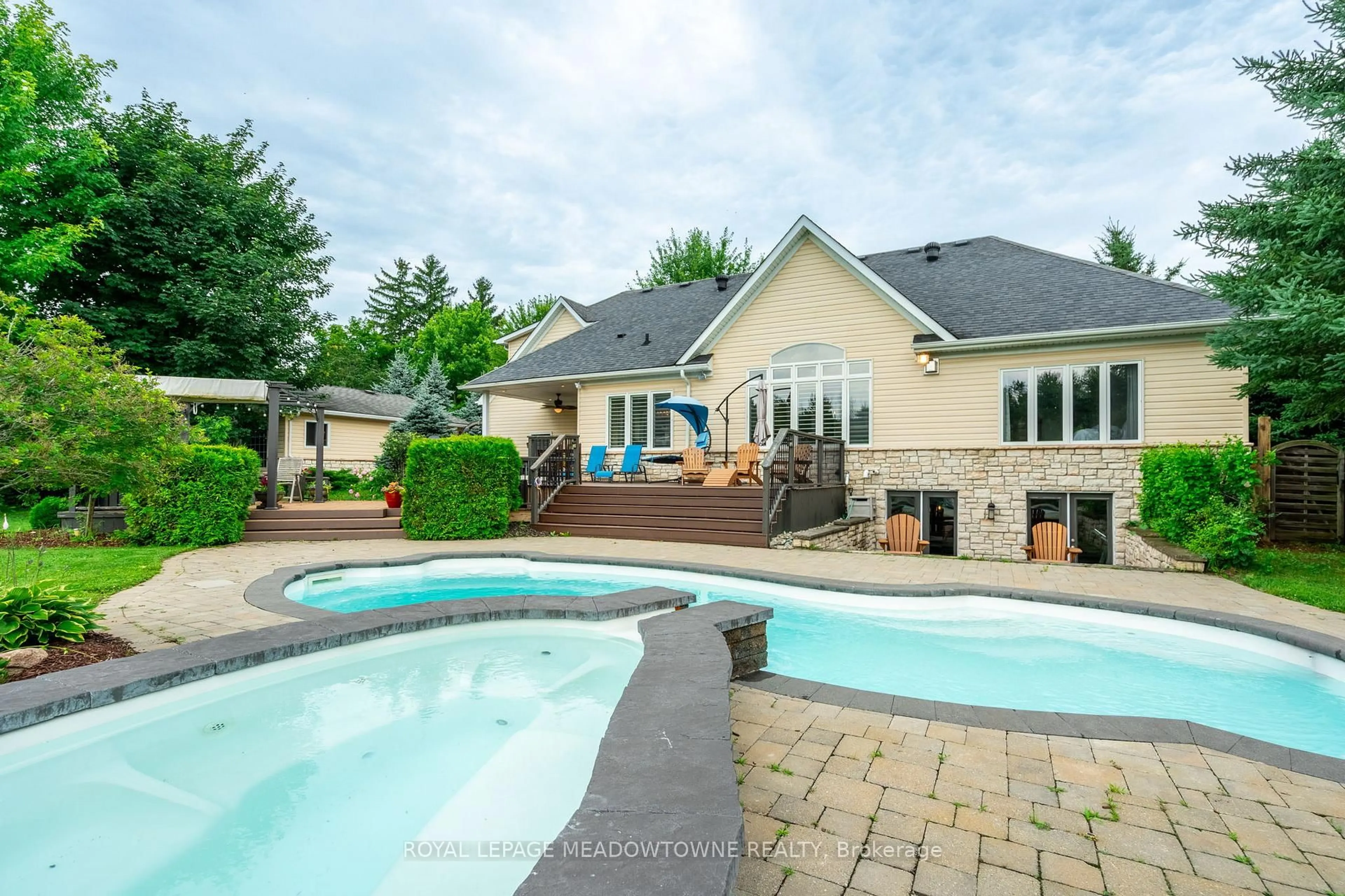 Pool for 128 Carlisle Rd, Hamilton Ontario L8B 0Z8