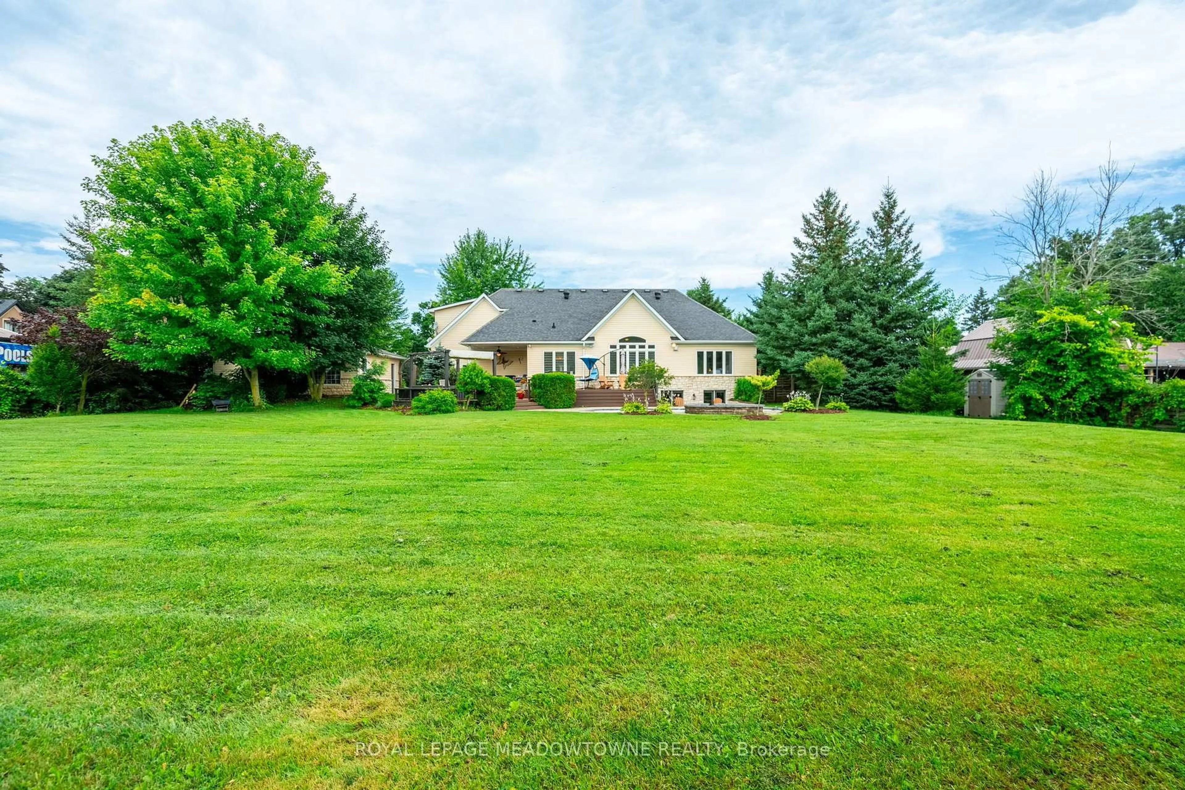 A pic from outside/outdoor area/front of a property/back of a property/a pic from drone, mountain view for 128 Carlisle Rd, Hamilton Ontario L8B 0Z8