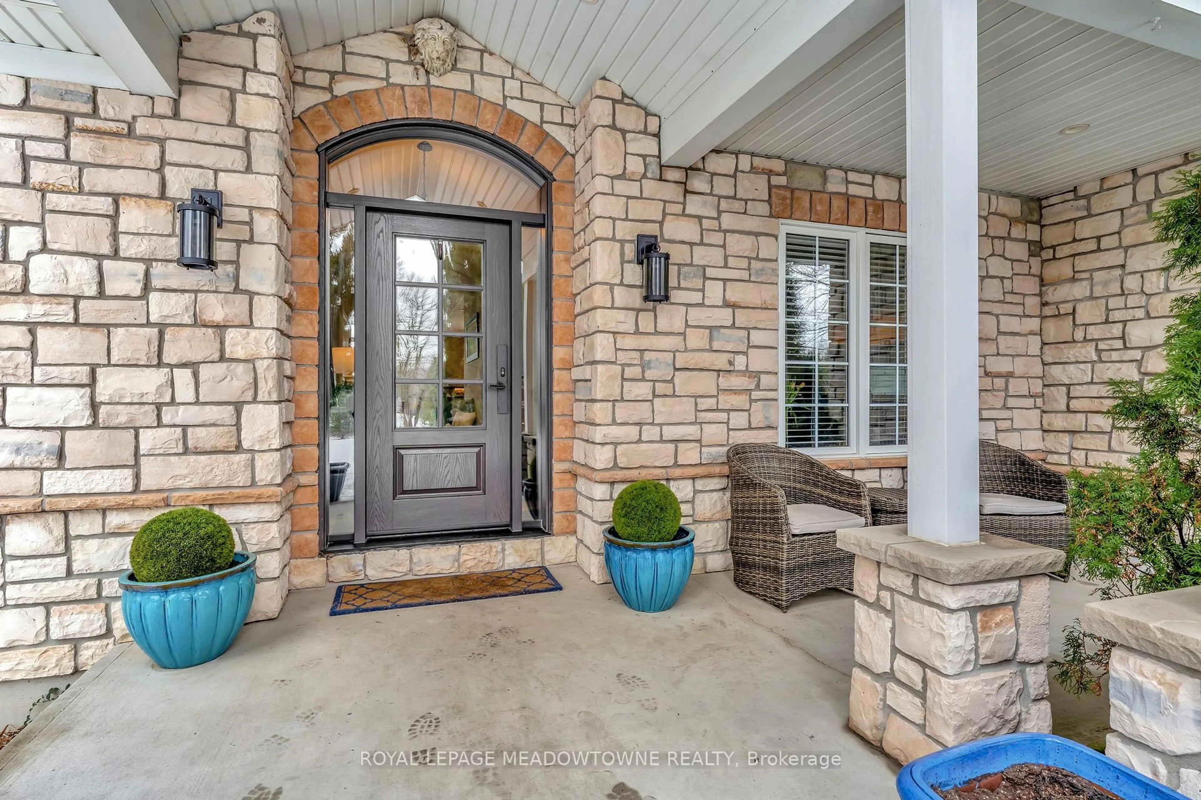 Indoor entryway for 128 Carlisle Rd, Hamilton Ontario L8B 0Z8