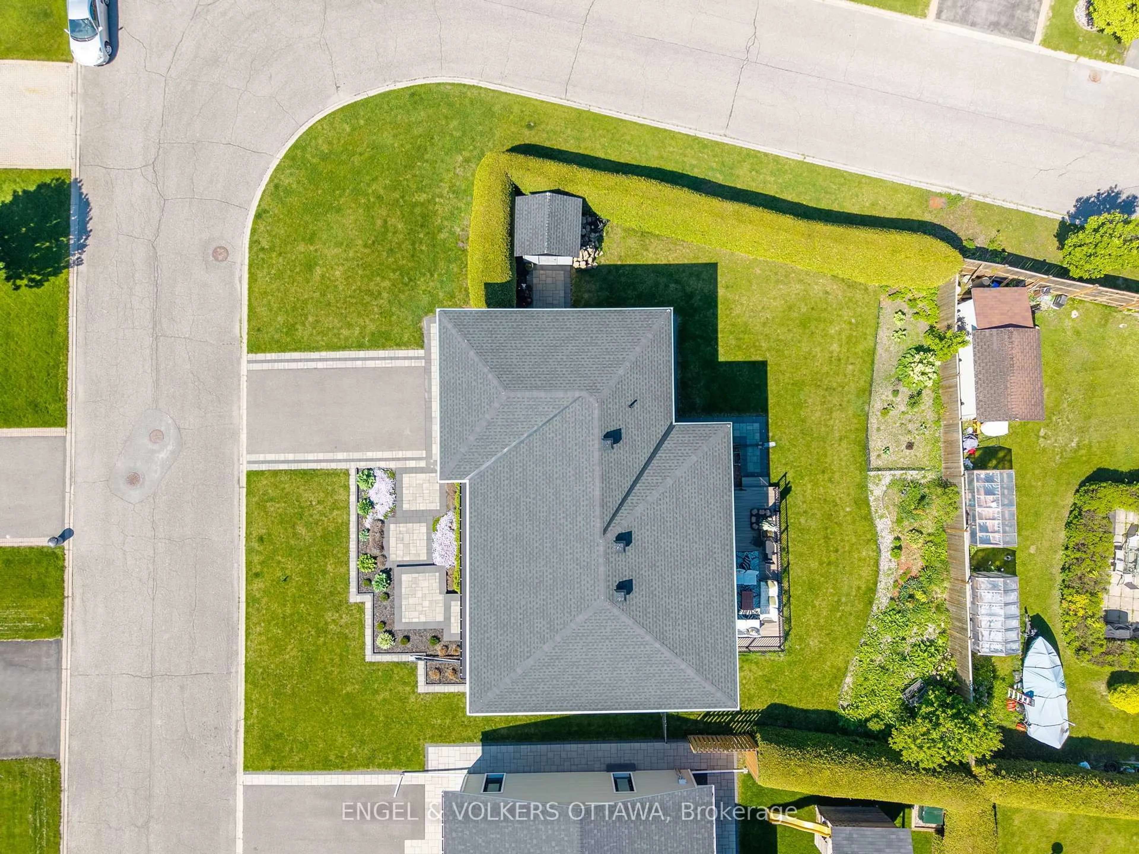 A pic from outside/outdoor area/front of a property/back of a property/a pic from drone, street for 8 Roselawn Crt, Ottawa Ontario K2G 4J2