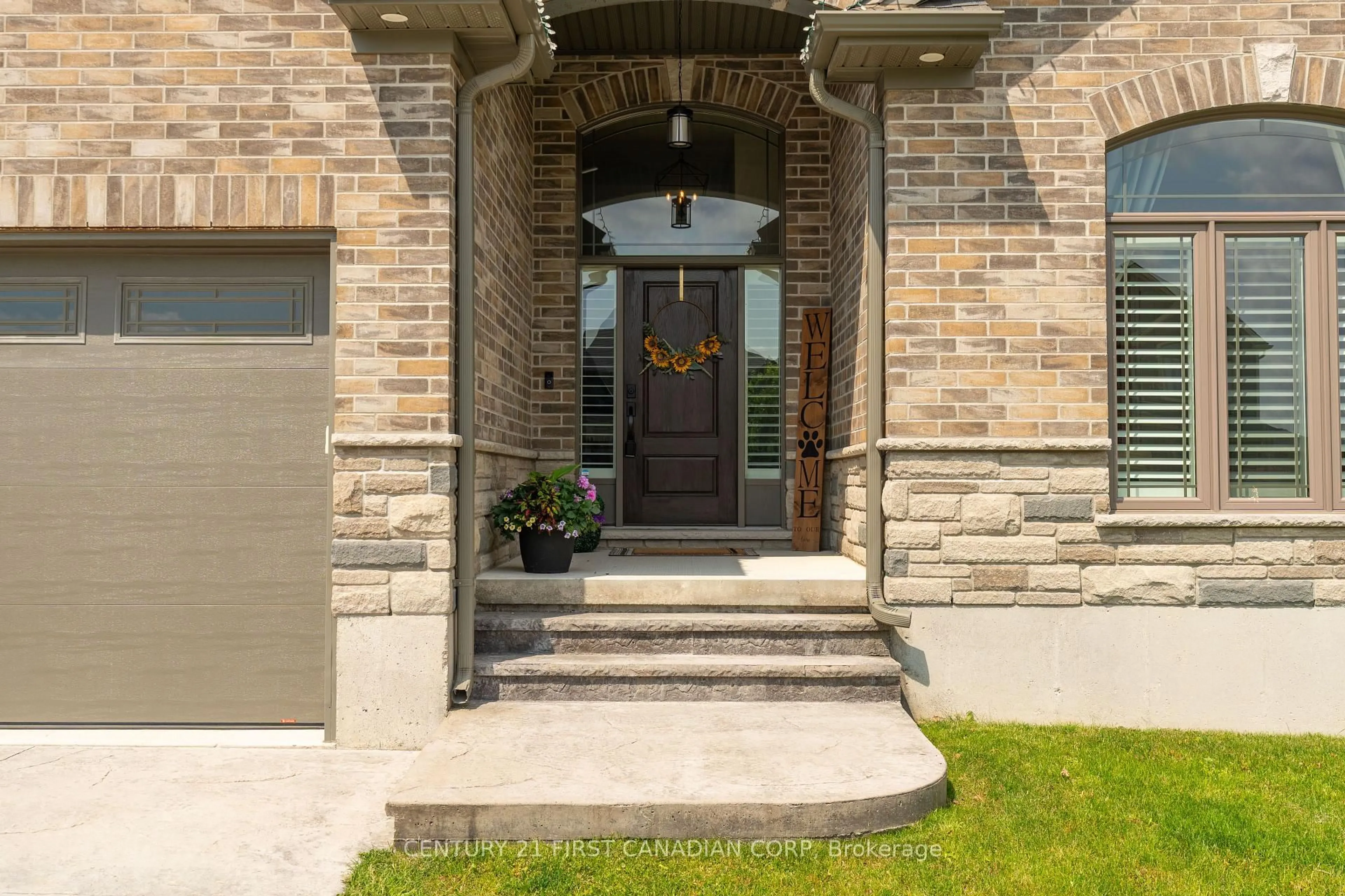 Indoor entryway for 3 HARDY Crt, Lucan Biddulph Ontario N0M 2J0