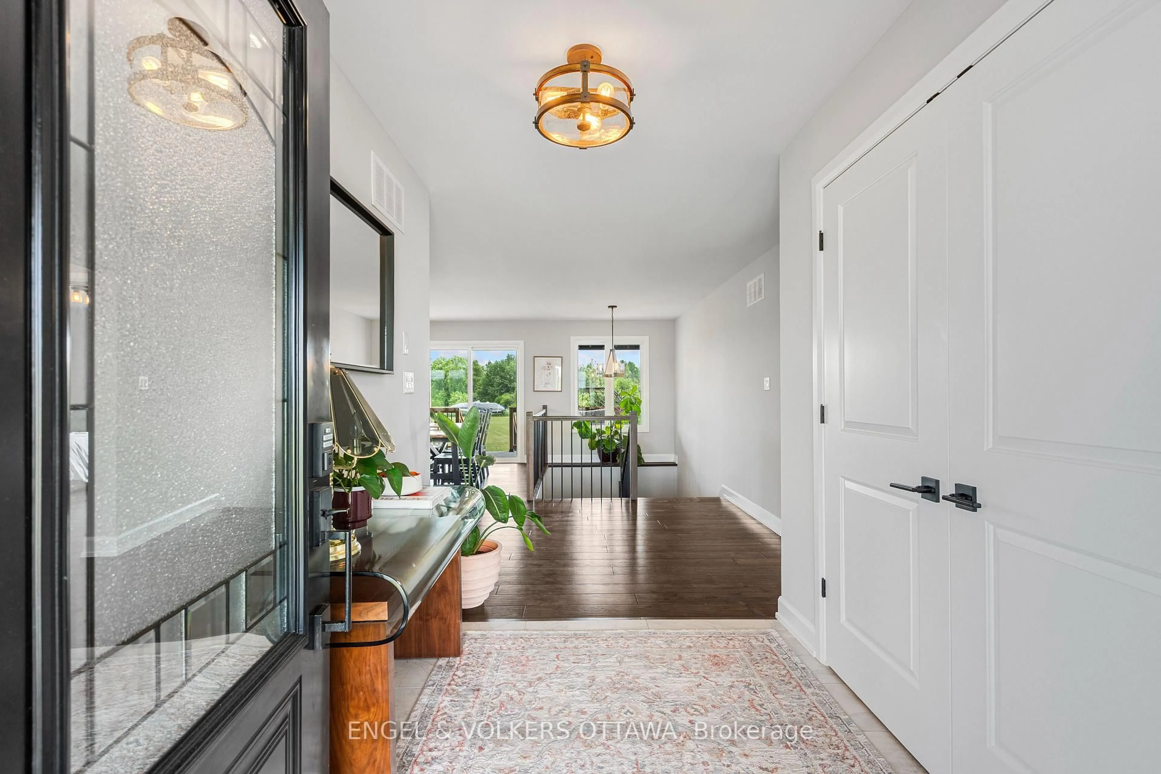 Indoor entryway for 3415 Stagecoach Rd, Osgoode Ontario K0A 2W0
