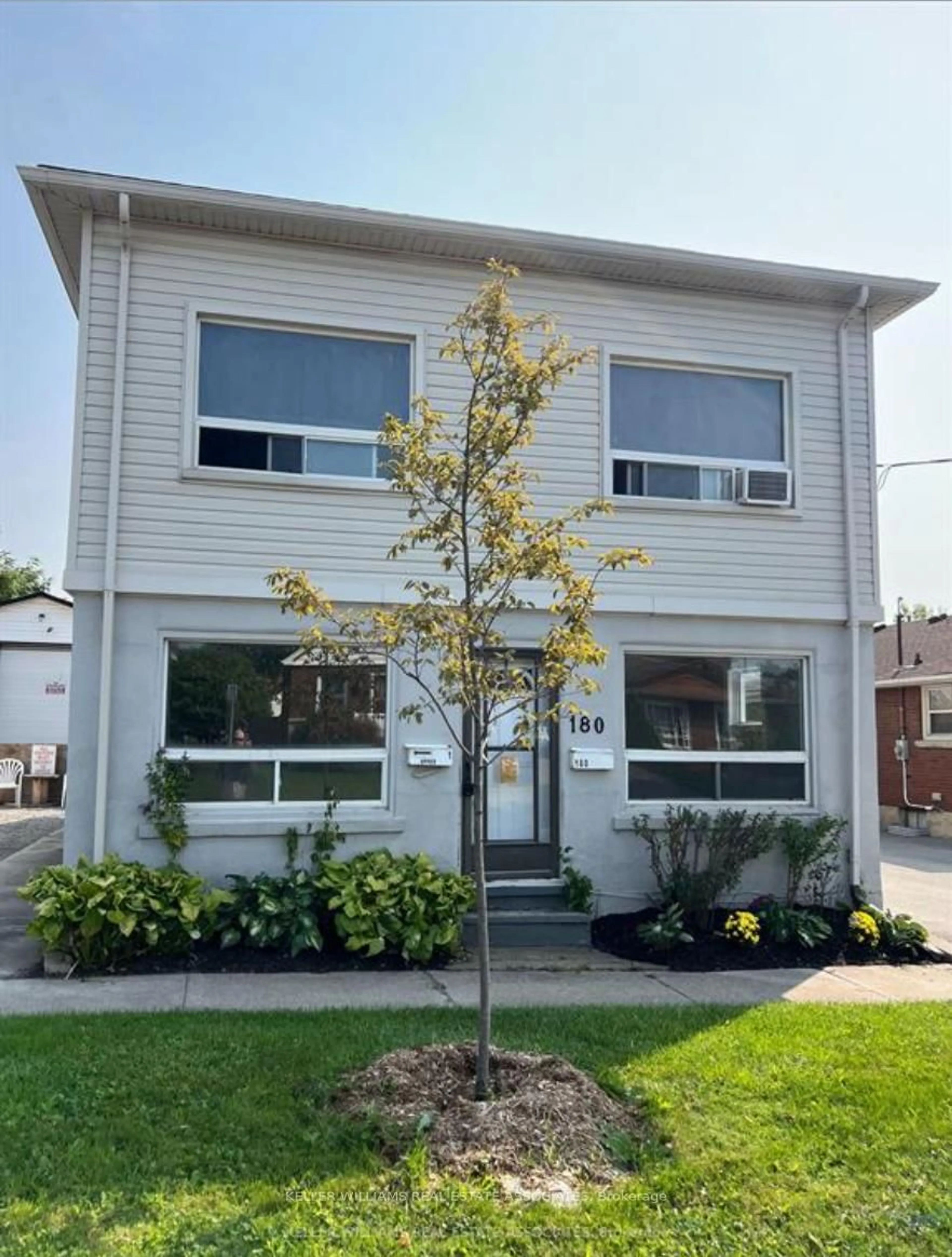 Home with vinyl exterior material, street for 180 Pine St, Thorold Ontario L2V 3M4