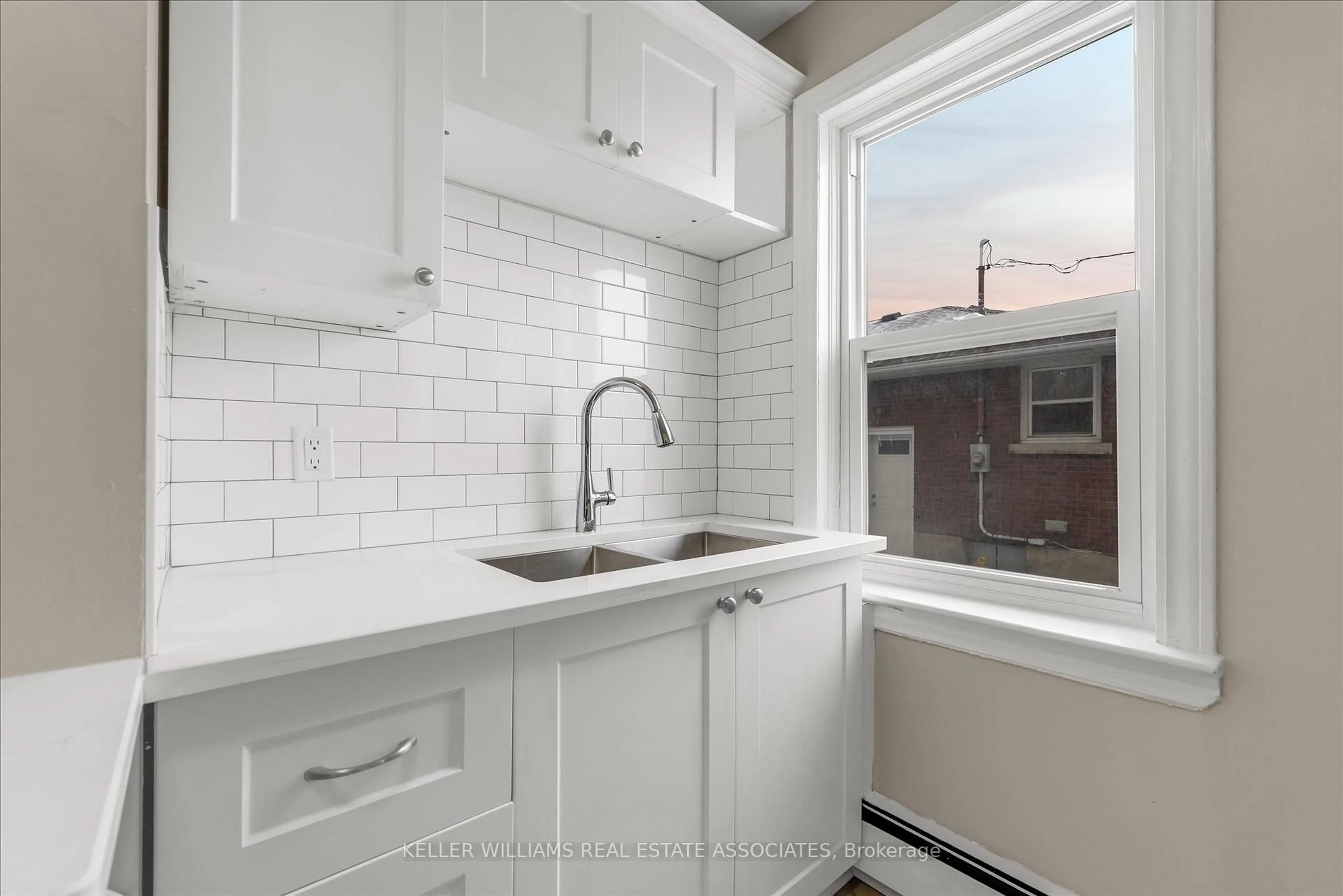 Standard kitchen, ceramic/tile floor for 180 Pine St, Thorold Ontario L2V 3M4