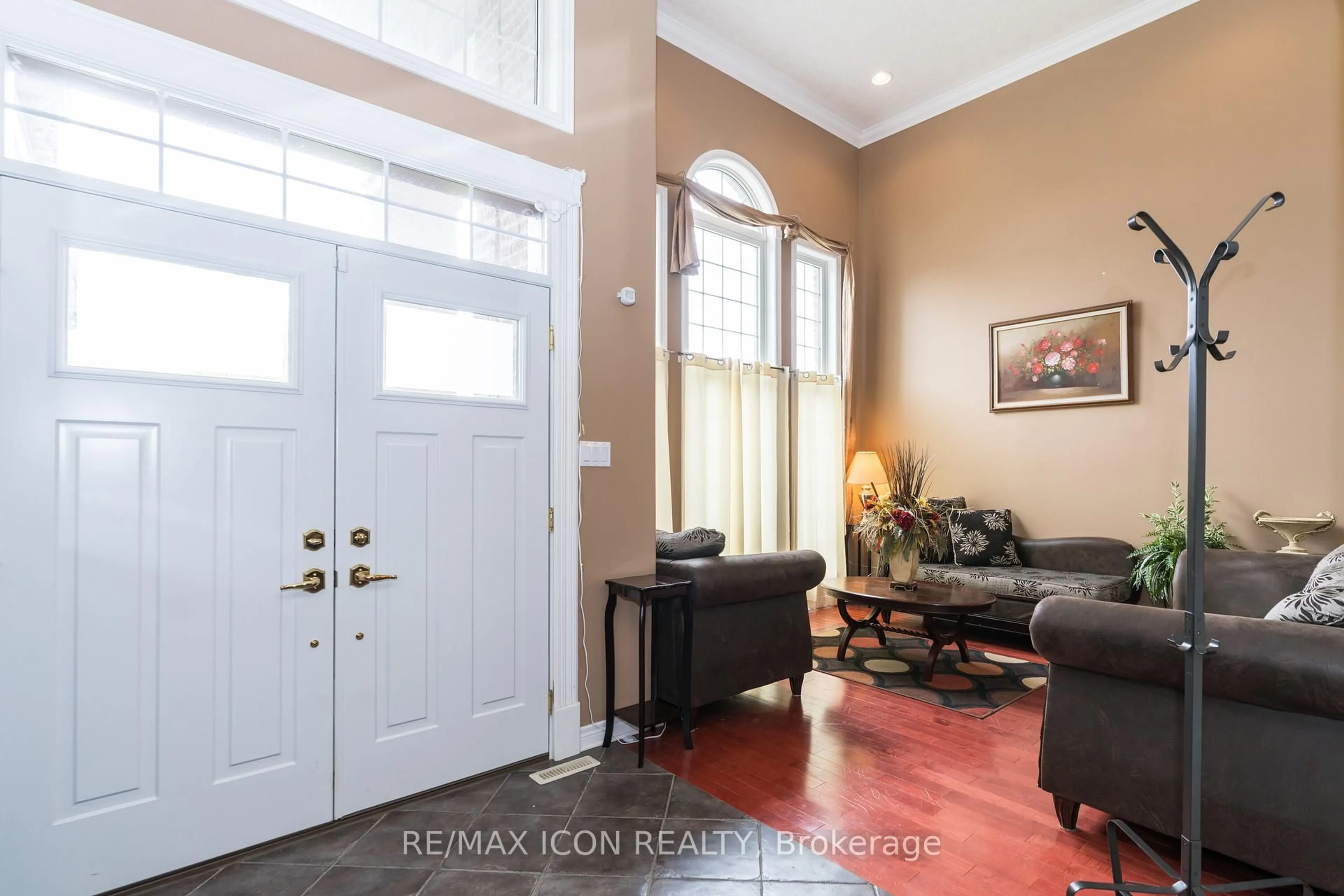 Indoor entryway for 19 Redtail Crt, St. Thomas Ontario N5R 6L6