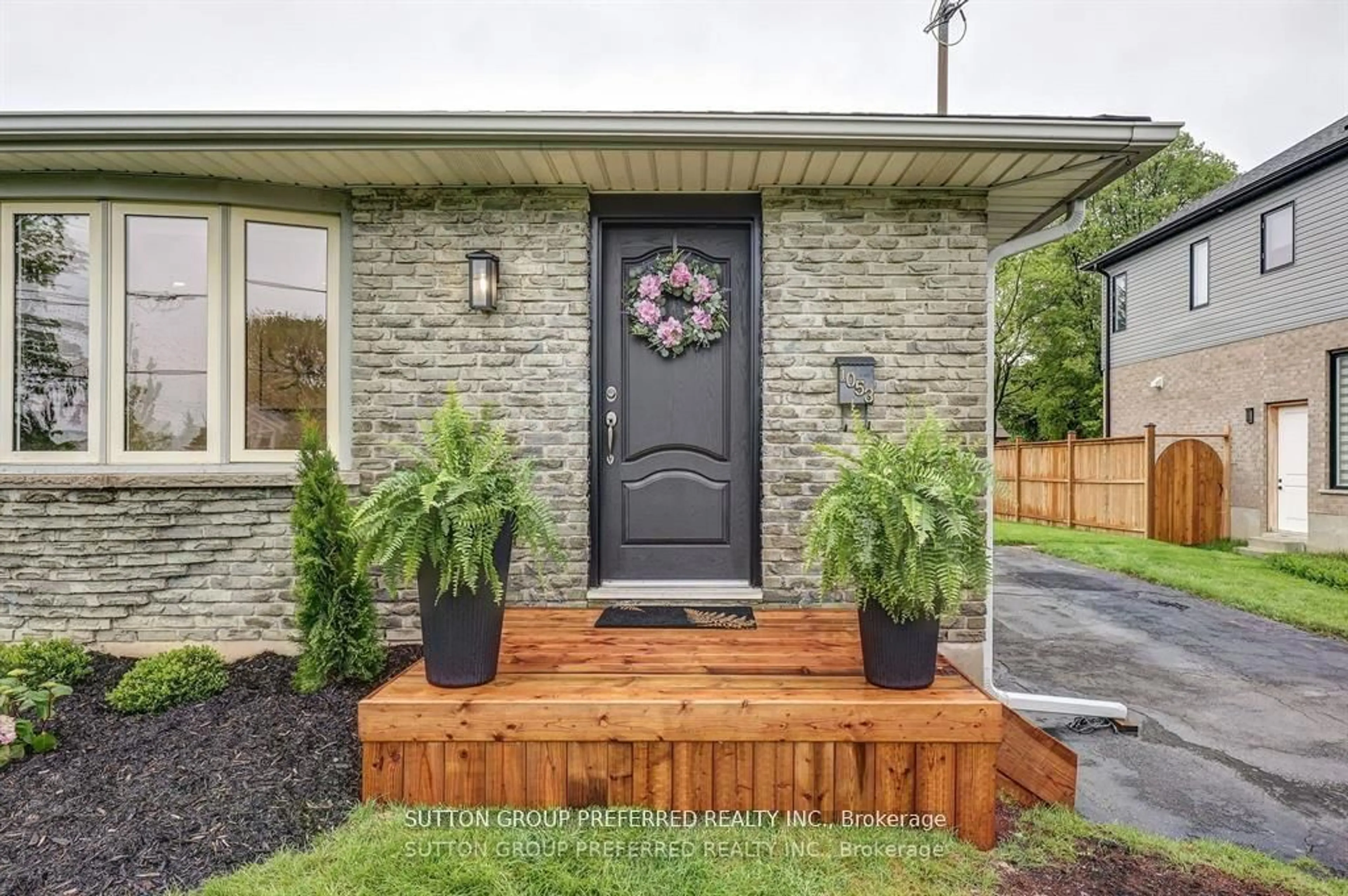Indoor entryway for 1053 Willow Dr, London South Ontario N6E 1P4