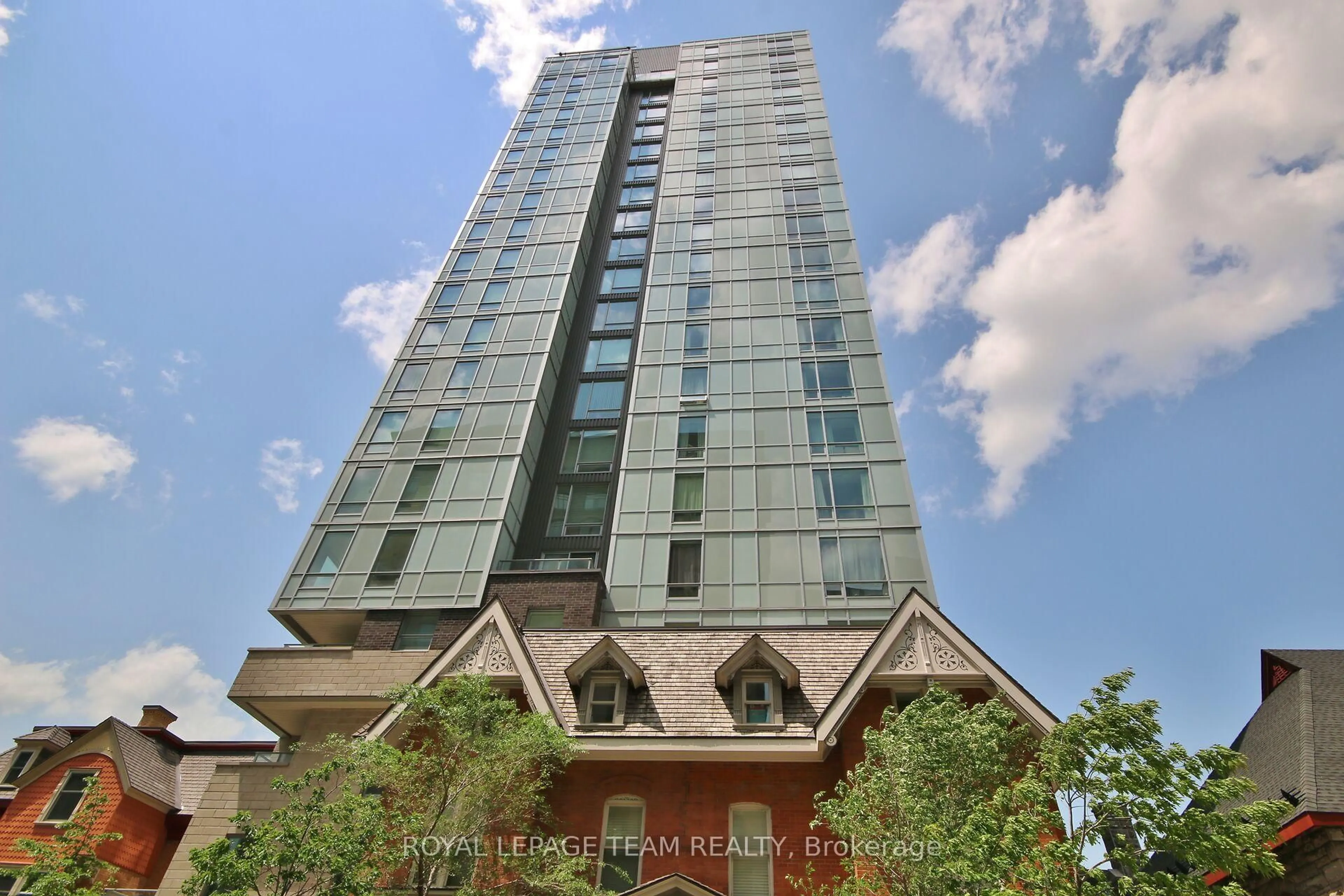 Indoor foyer for 428 Sparks St #701, Ottawa Ontario K1R 0B3