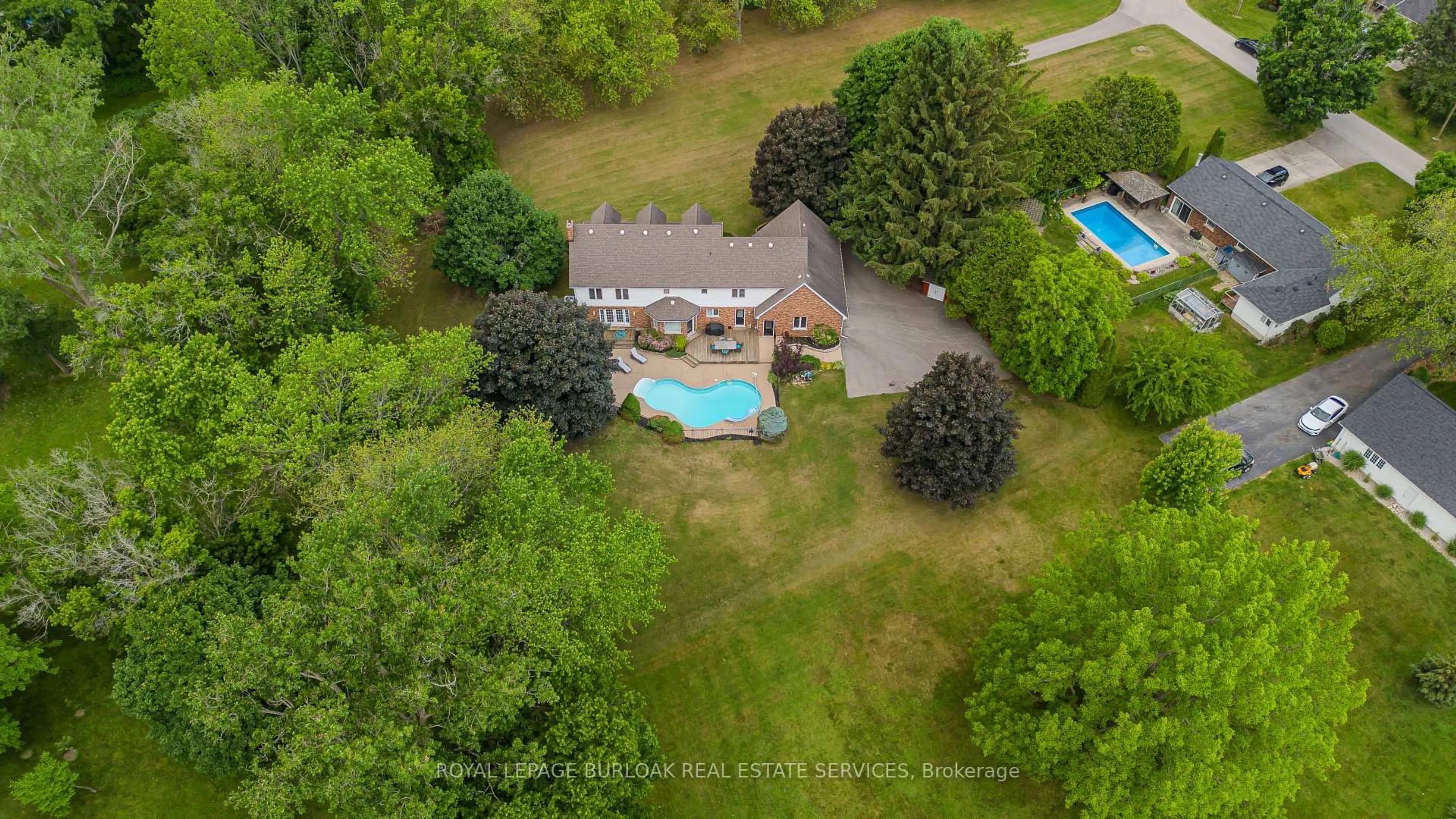 A pic from outside/outdoor area/front of a property/back of a property/a pic from drone, water/lake/river/ocean view for 331 Lanark St, Haldimand Ontario N3W 1G3
