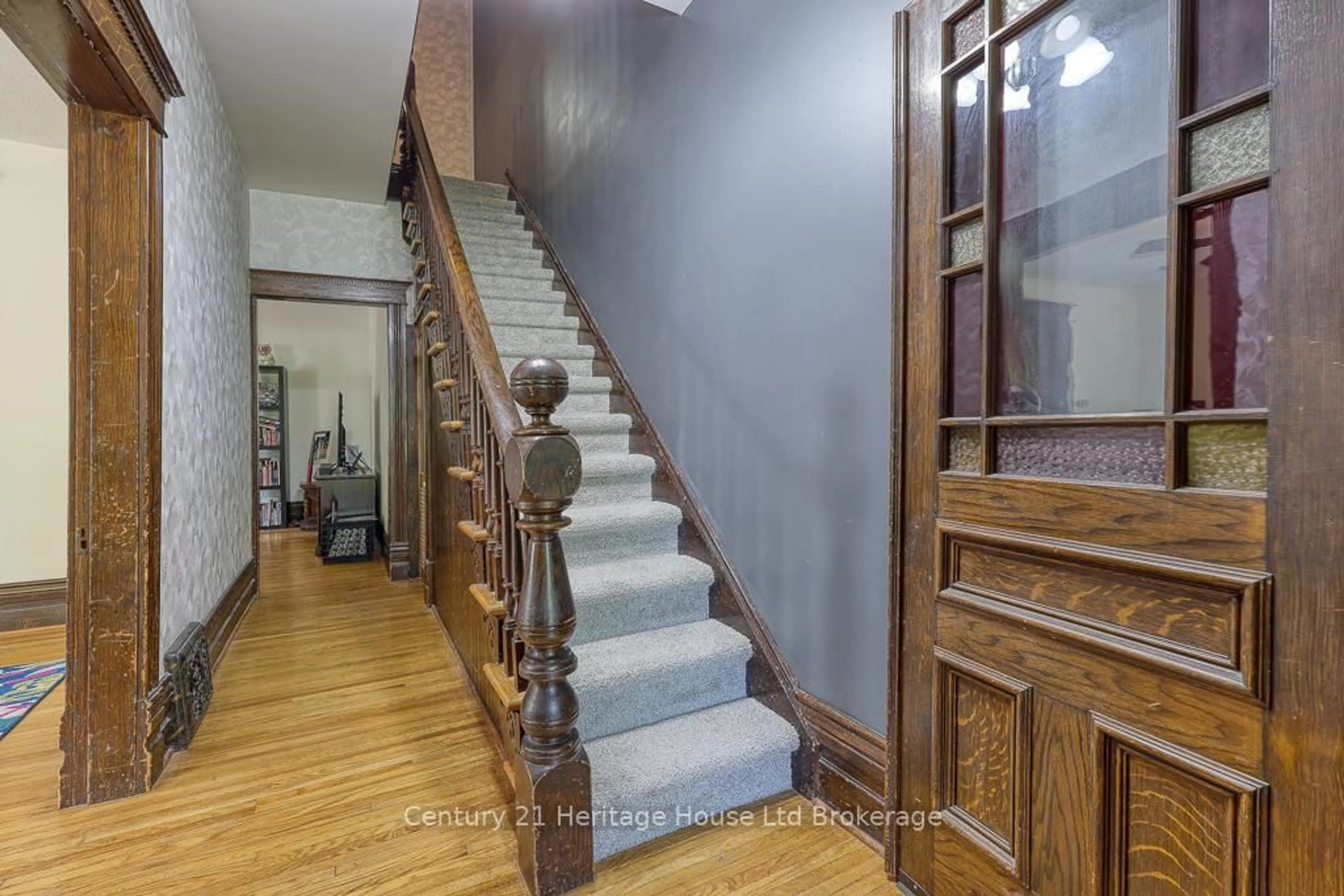 Indoor foyer for 113 Light St, Woodstock Ontario N4S 6H2