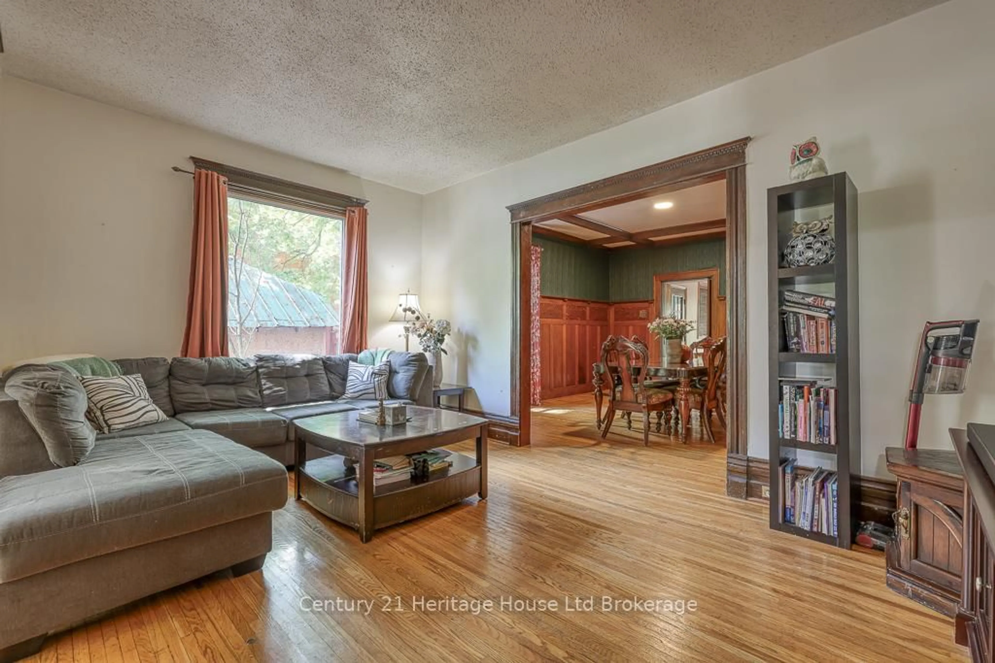 Living room with furniture, wood/laminate floor for 113 Light St, Woodstock Ontario N4S 6H2
