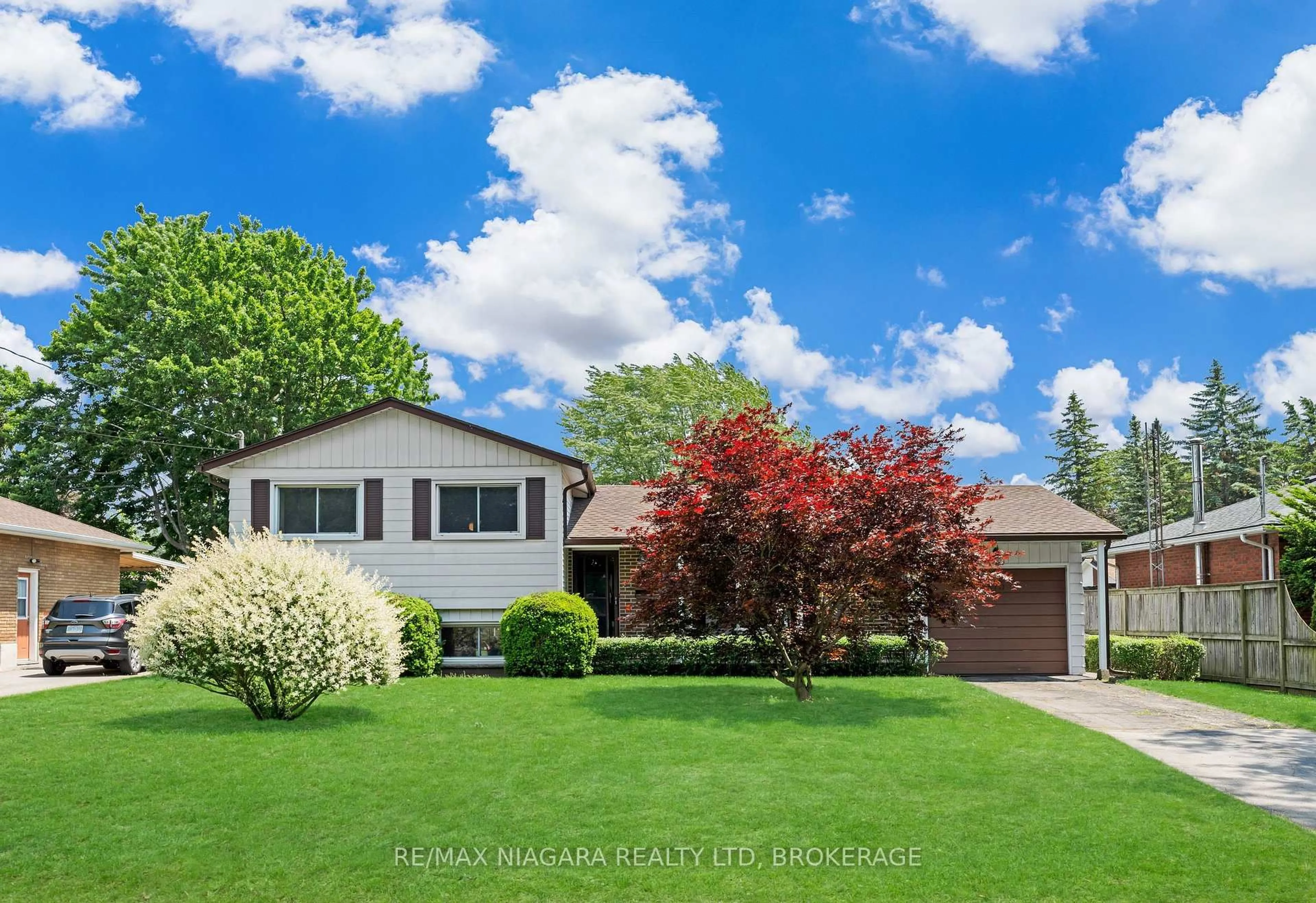 Home with vinyl exterior material, street for 510 Leonard Ave, Welland Ontario L3C 3A7