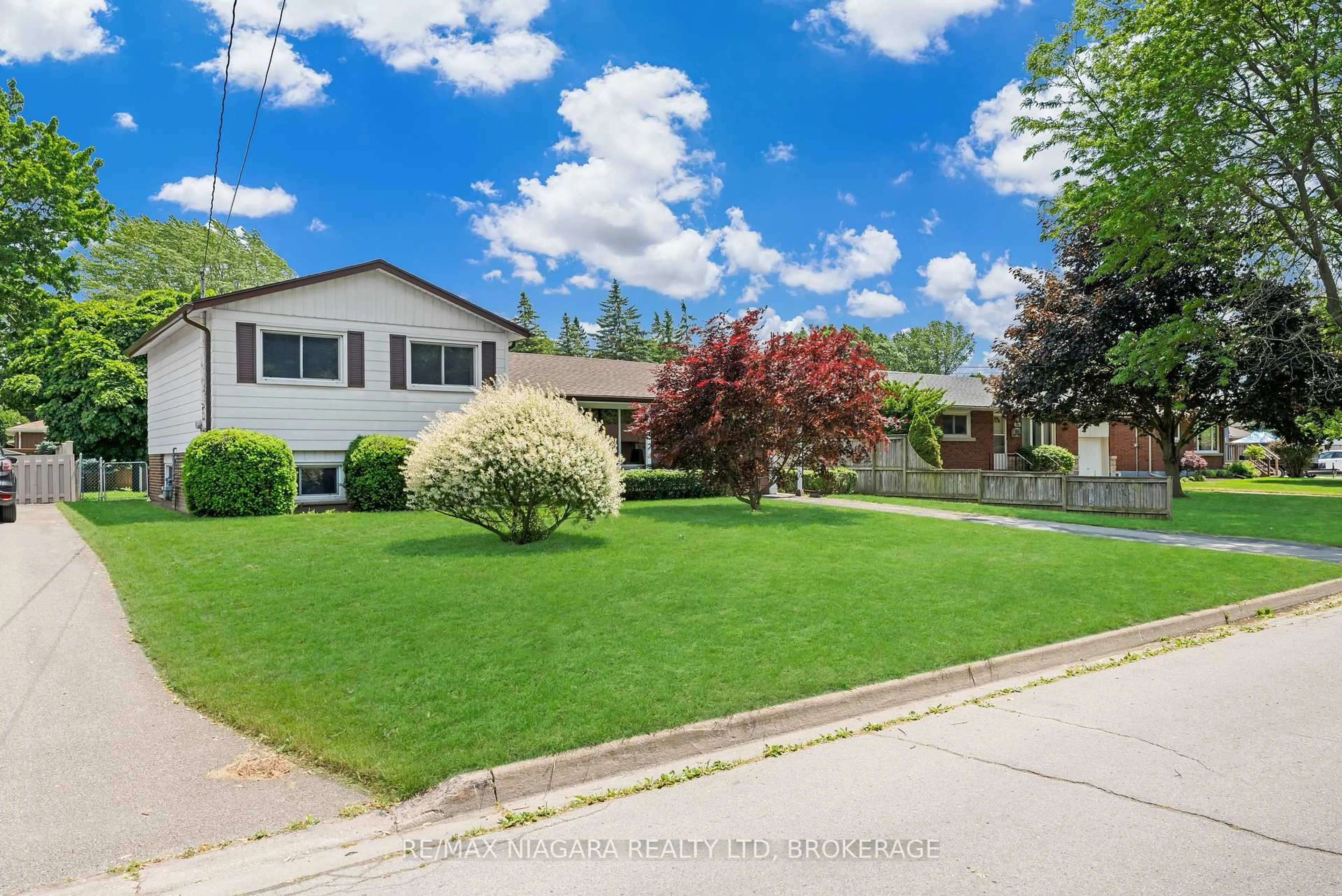 A pic from outside/outdoor area/front of a property/back of a property/a pic from drone, street for 510 Leonard Ave, Welland Ontario L3C 3A7