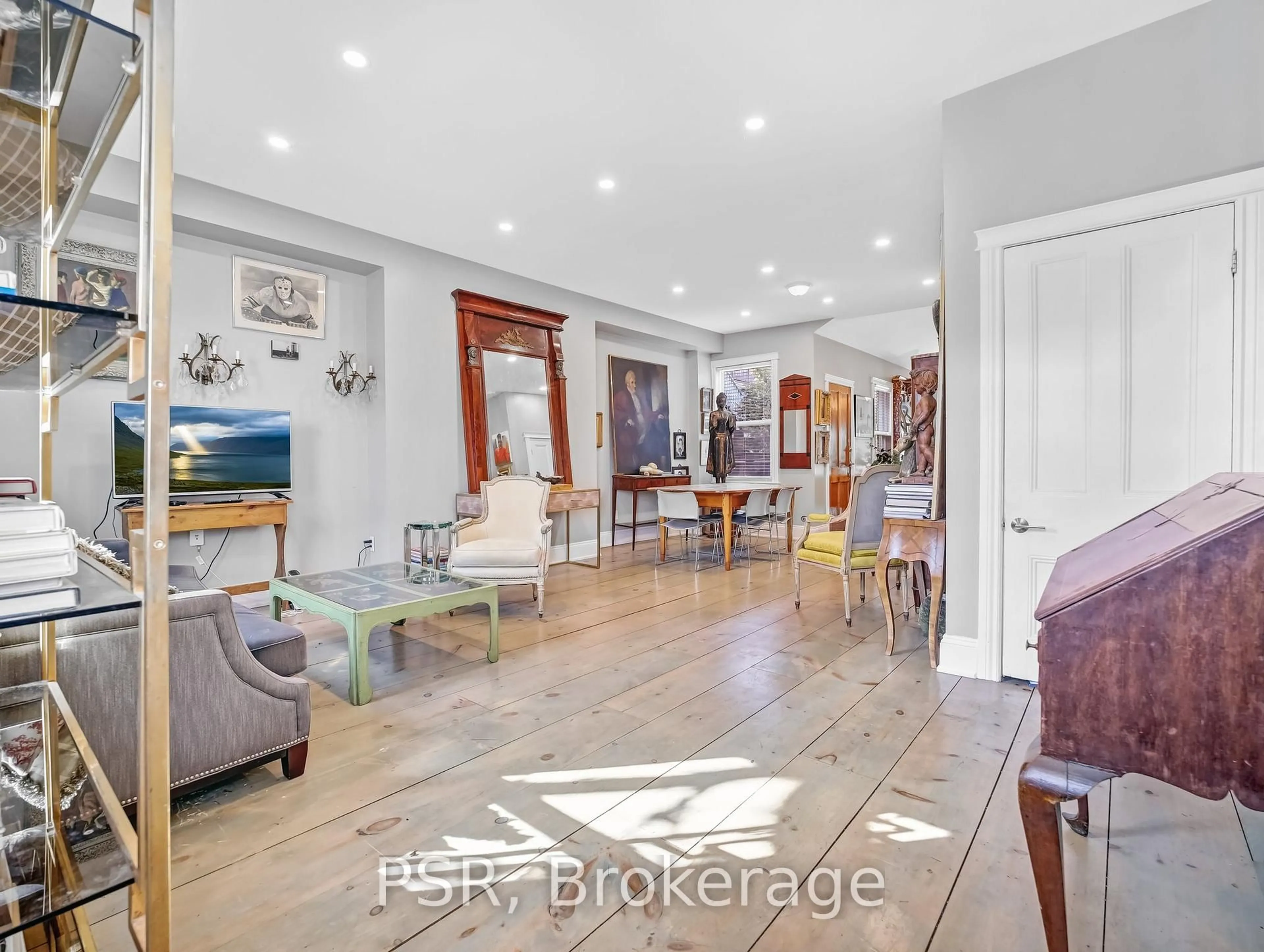 Living room with furniture, unknown for 80 Ferrie St, Hamilton Ontario L8L 1C9