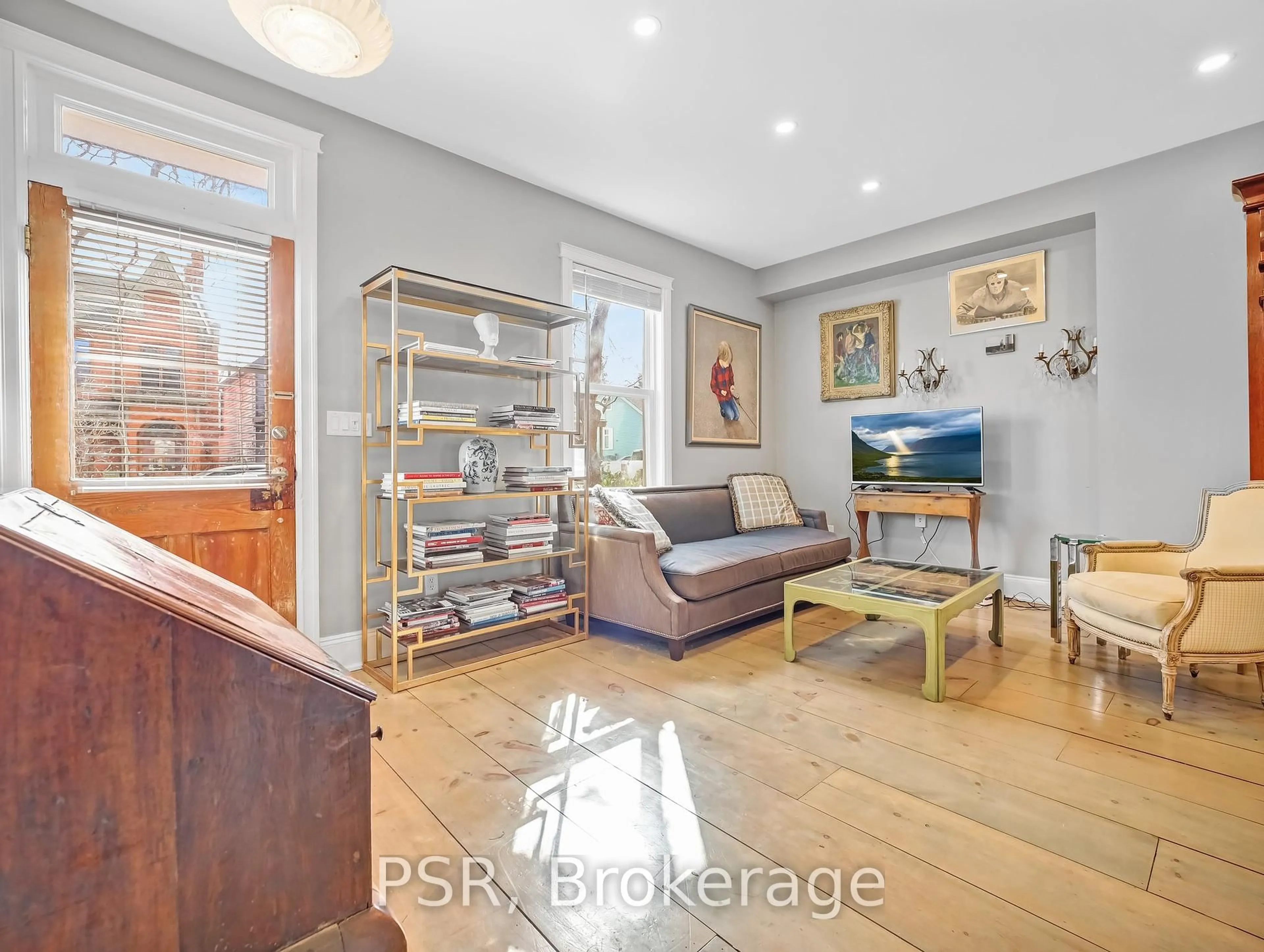 Living room with furniture, unknown for 80 Ferrie St, Hamilton Ontario L8L 1C9