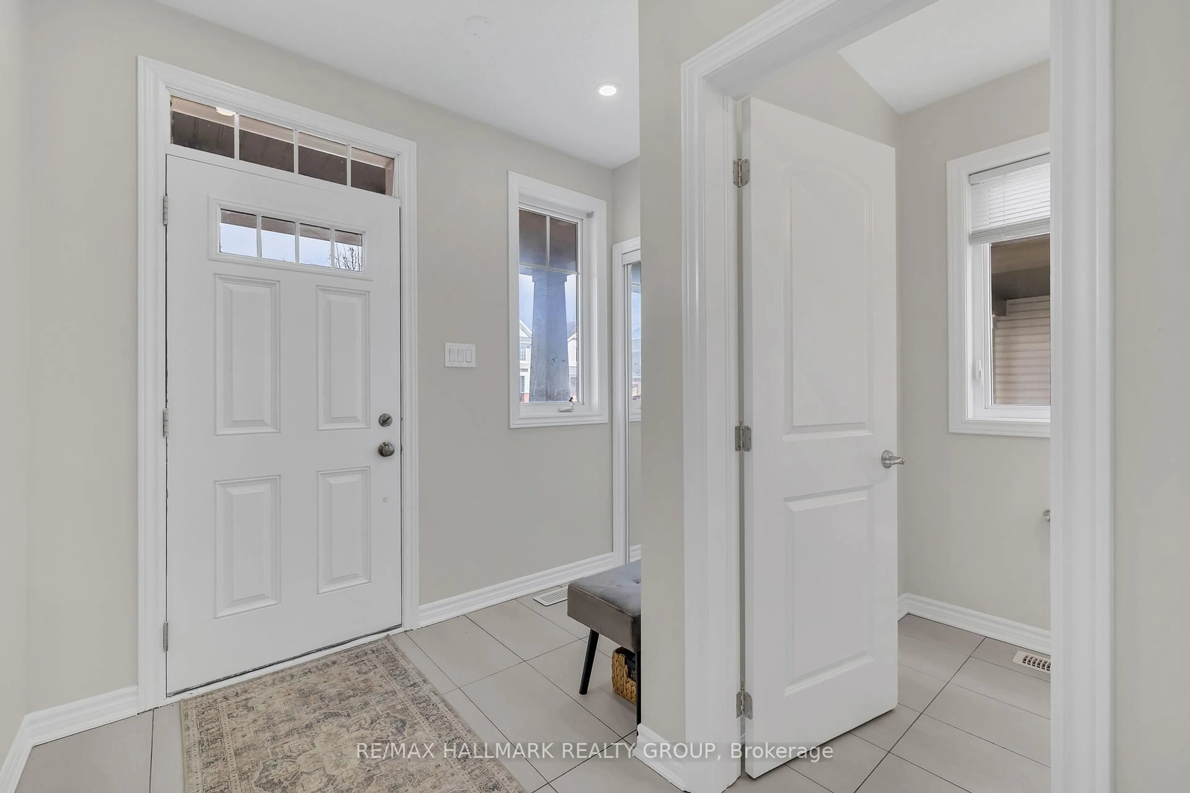 Indoor entryway for 130 Cranesbill Rd, Ottawa Ontario K2V 0J5