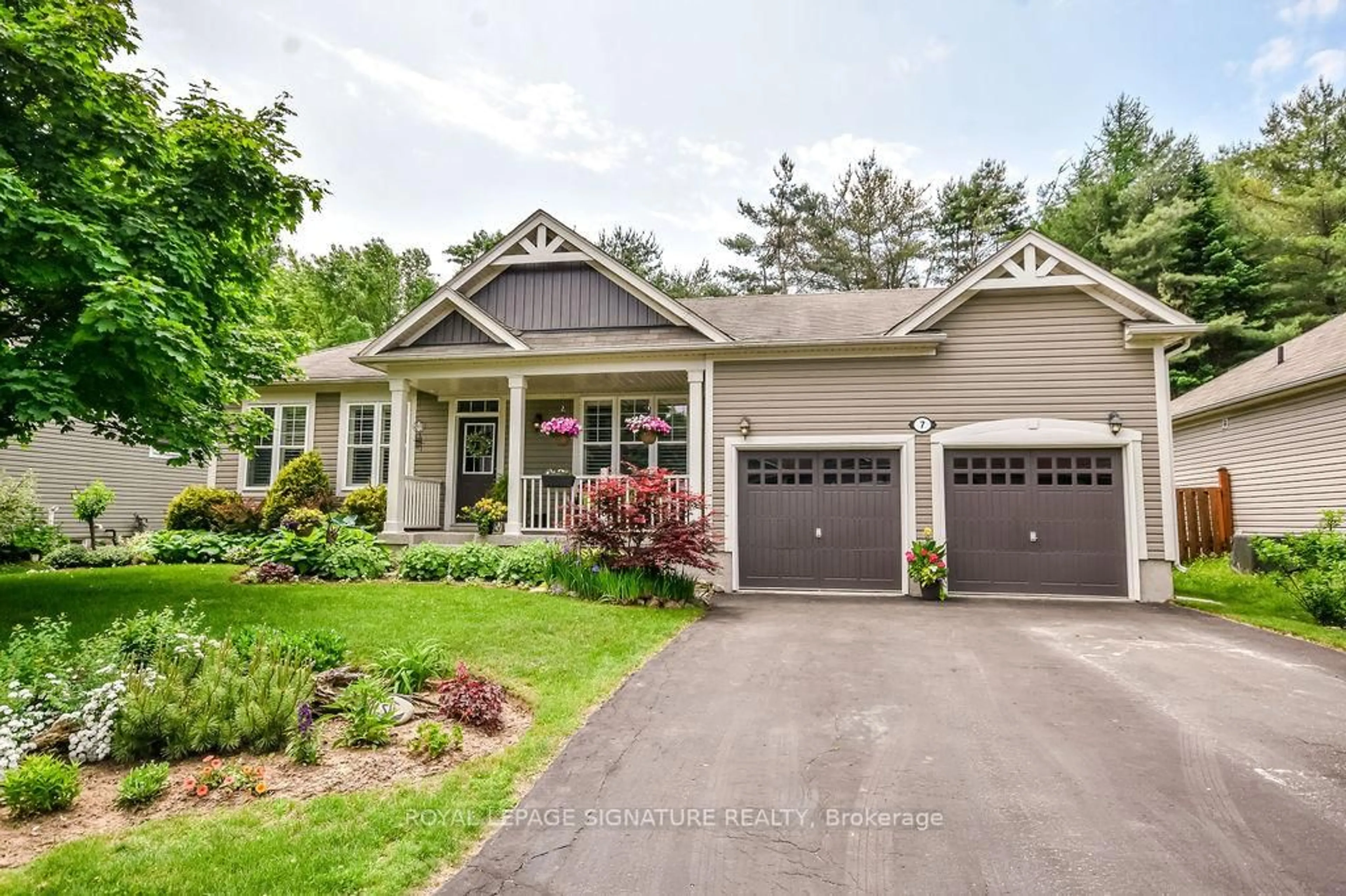 Home with vinyl exterior material, street for 7 Windsong Cres, Bracebridge Ontario P1L 1W9