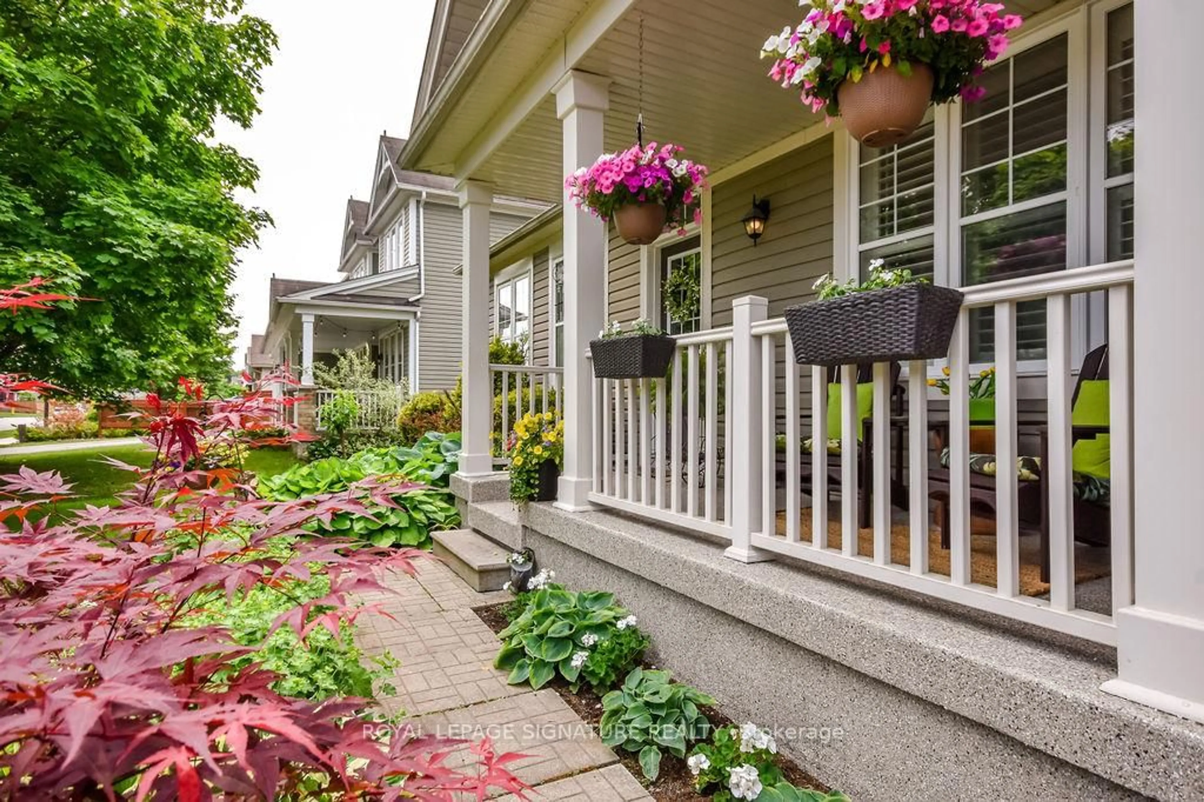 Home with vinyl exterior material, street for 7 Windsong Cres, Bracebridge Ontario P1L 1W9