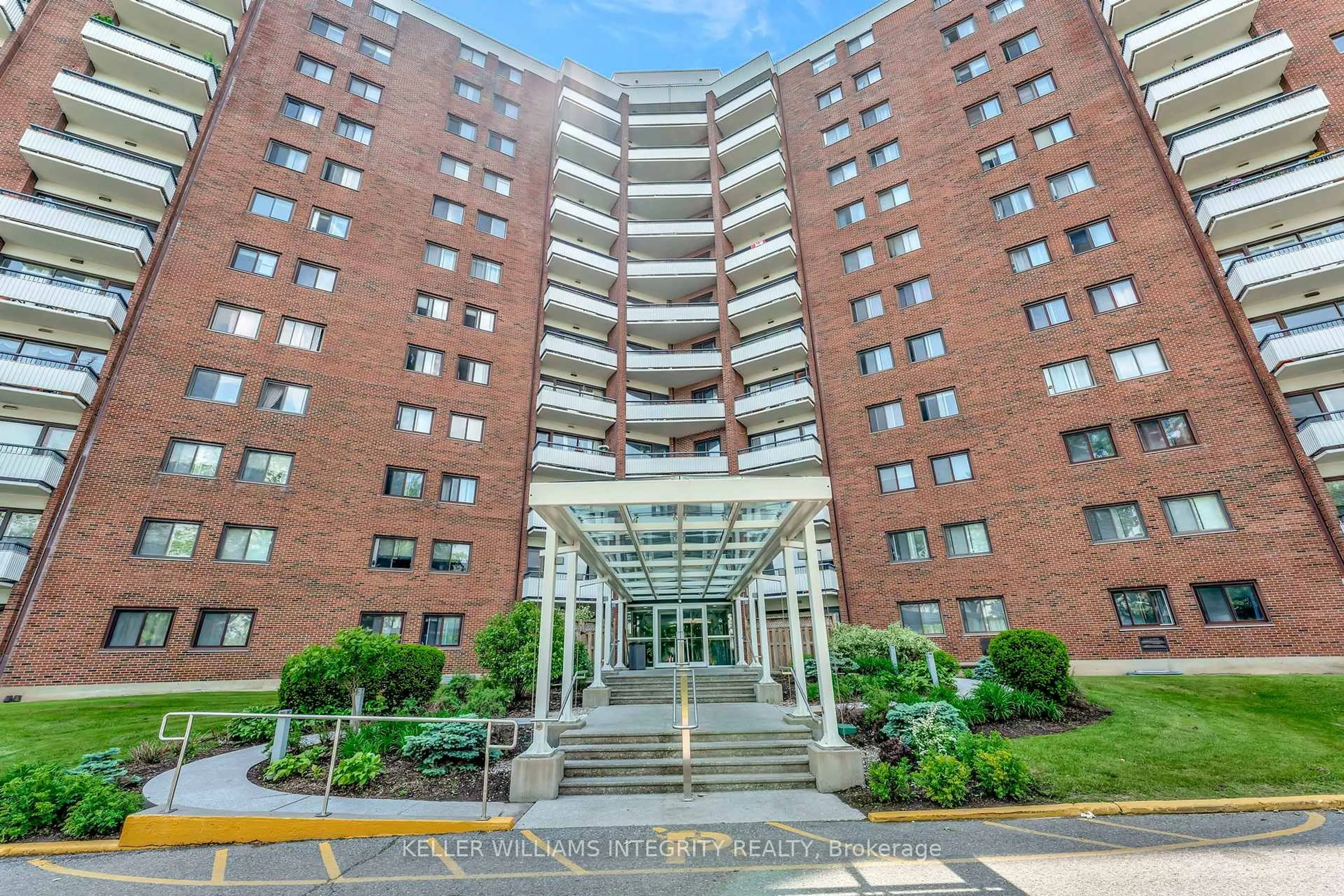 Indoor foyer for 20 Chesterton Dr #504, Ottawa Ontario K2E 6Z7