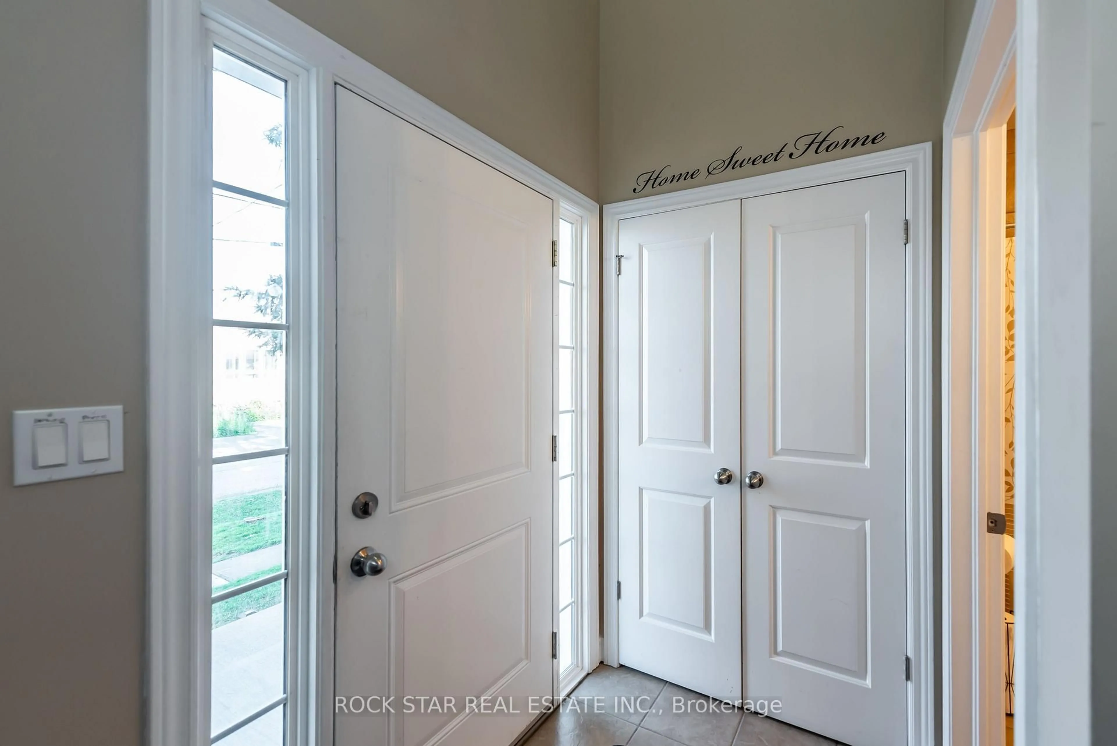 Indoor entryway for 81 Wellington St, Thorold Ontario L2V 2E8