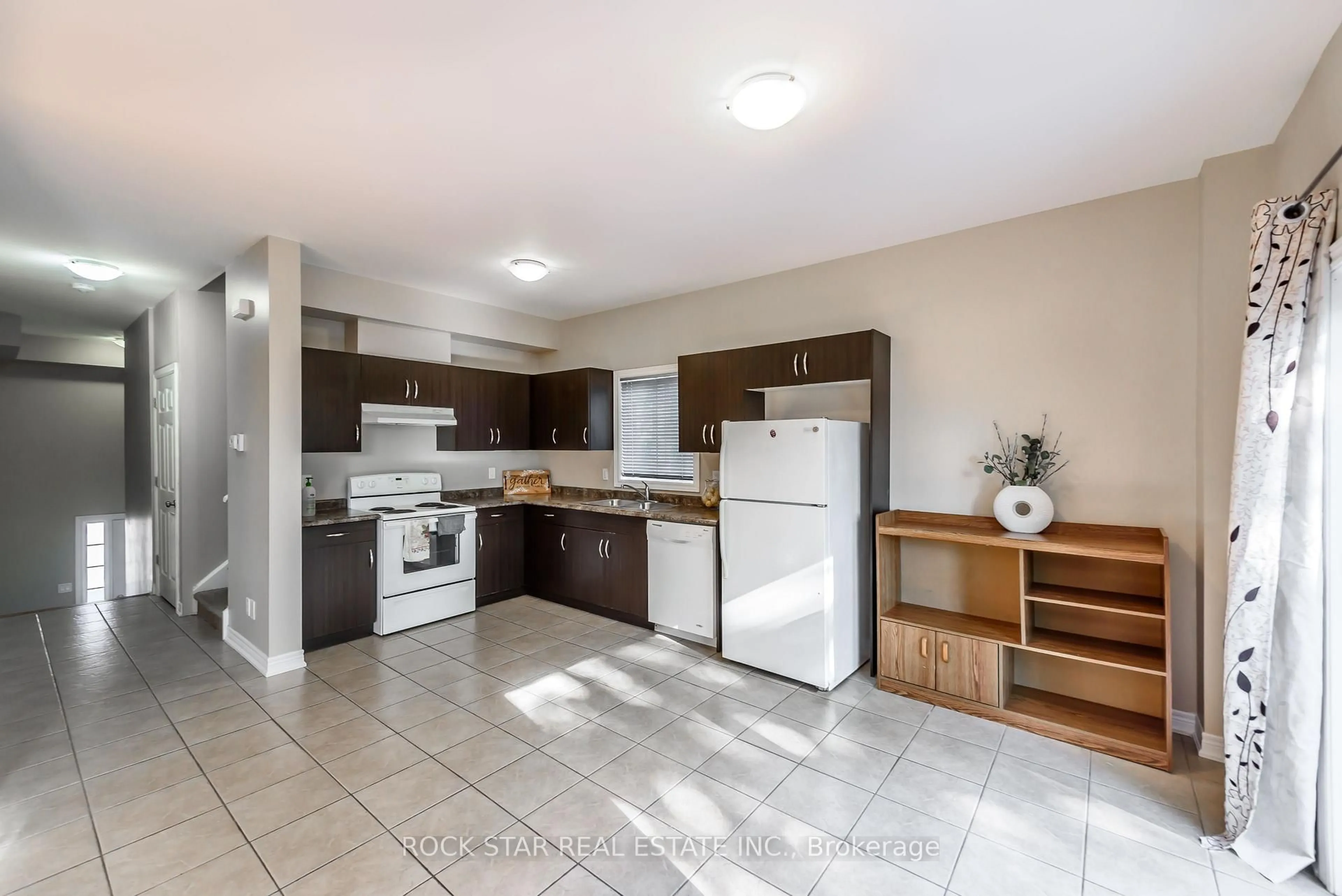 Standard kitchen, unknown for 81 Wellington St, Thorold Ontario L2V 2E8