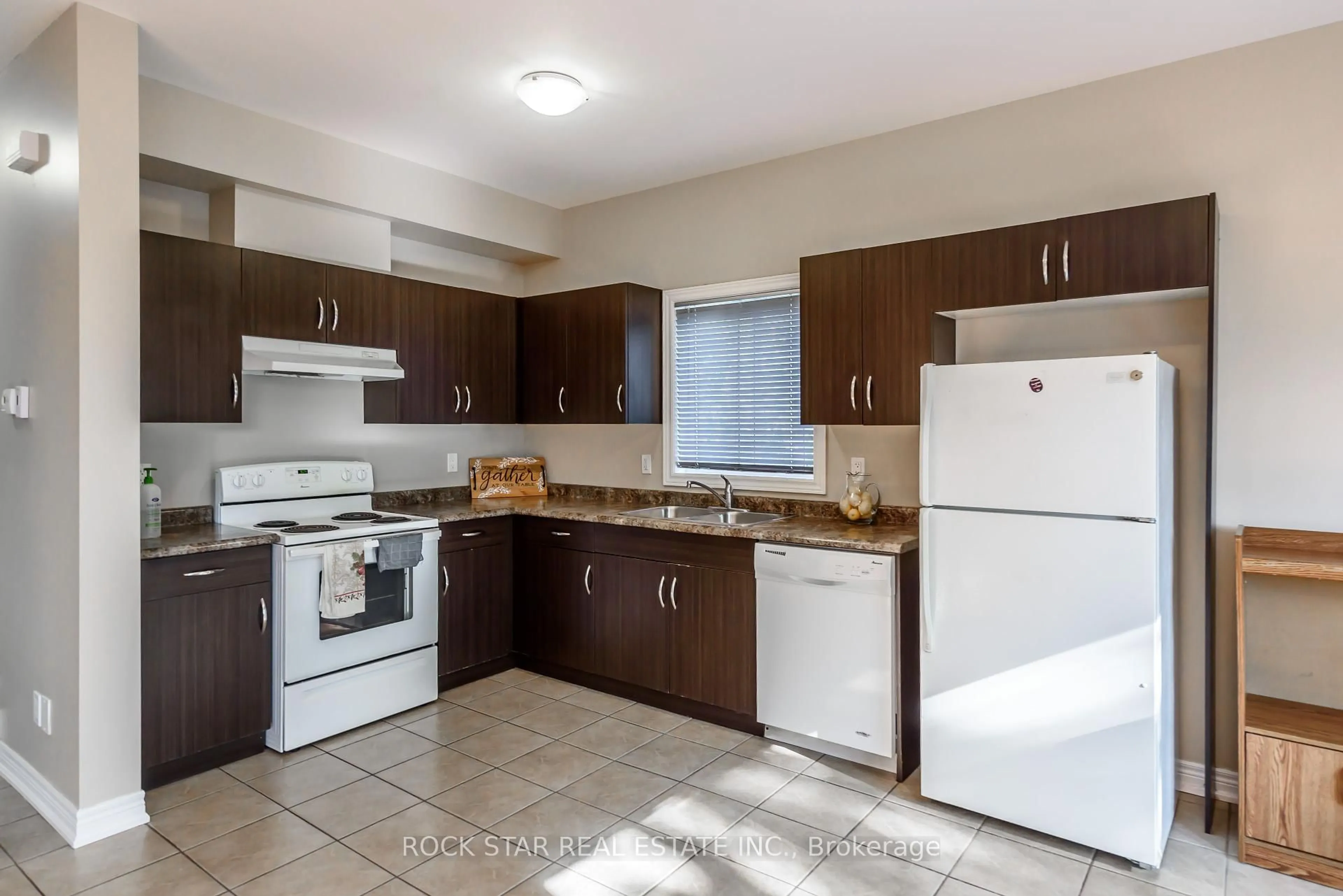 Standard kitchen, ceramic/tile floor for 81 Wellington St, Thorold Ontario L2V 2E8
