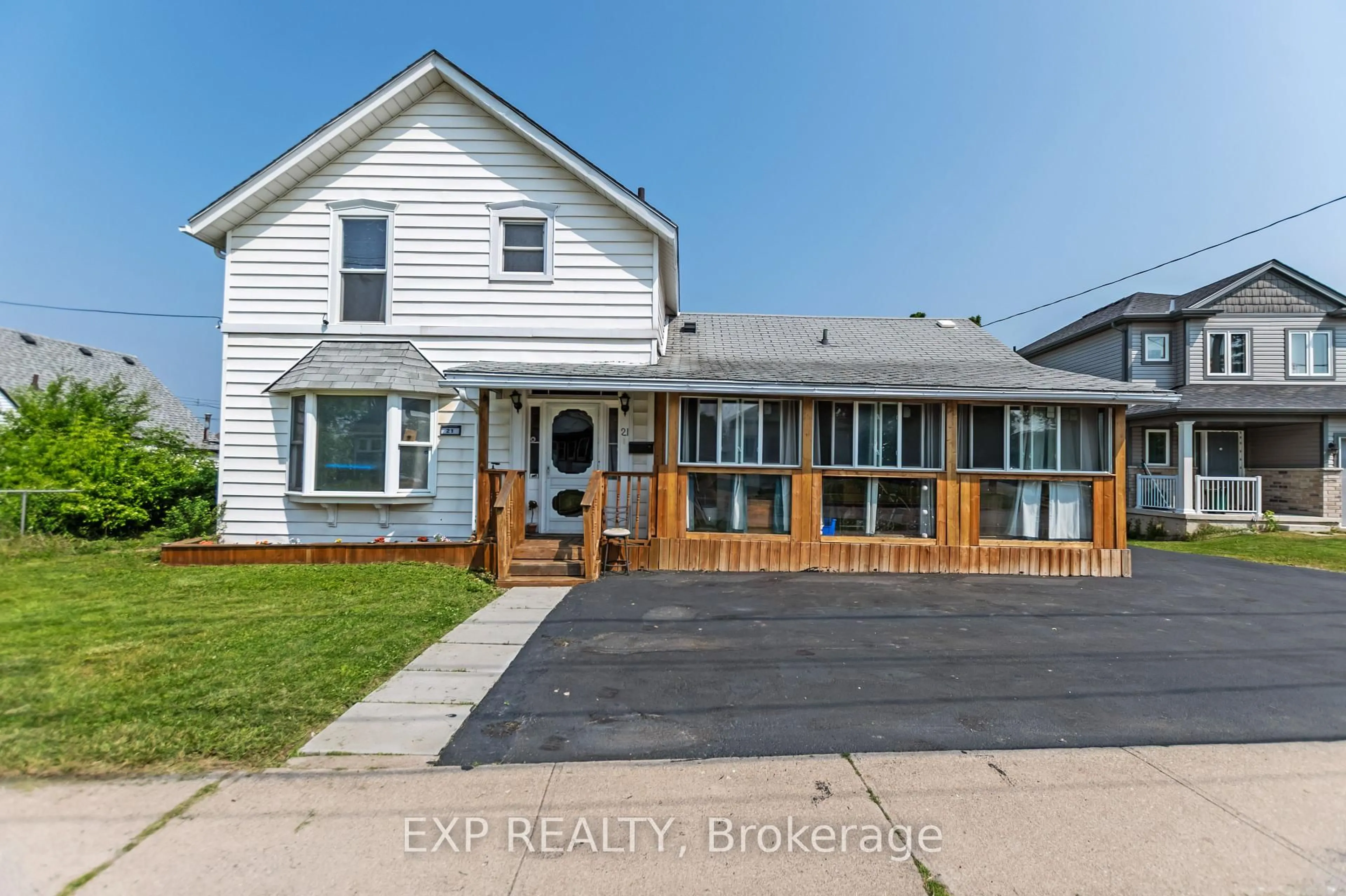 Home with vinyl exterior material, street for 21 Lincoln Ave, St. Catharines Ontario L2P 2C7