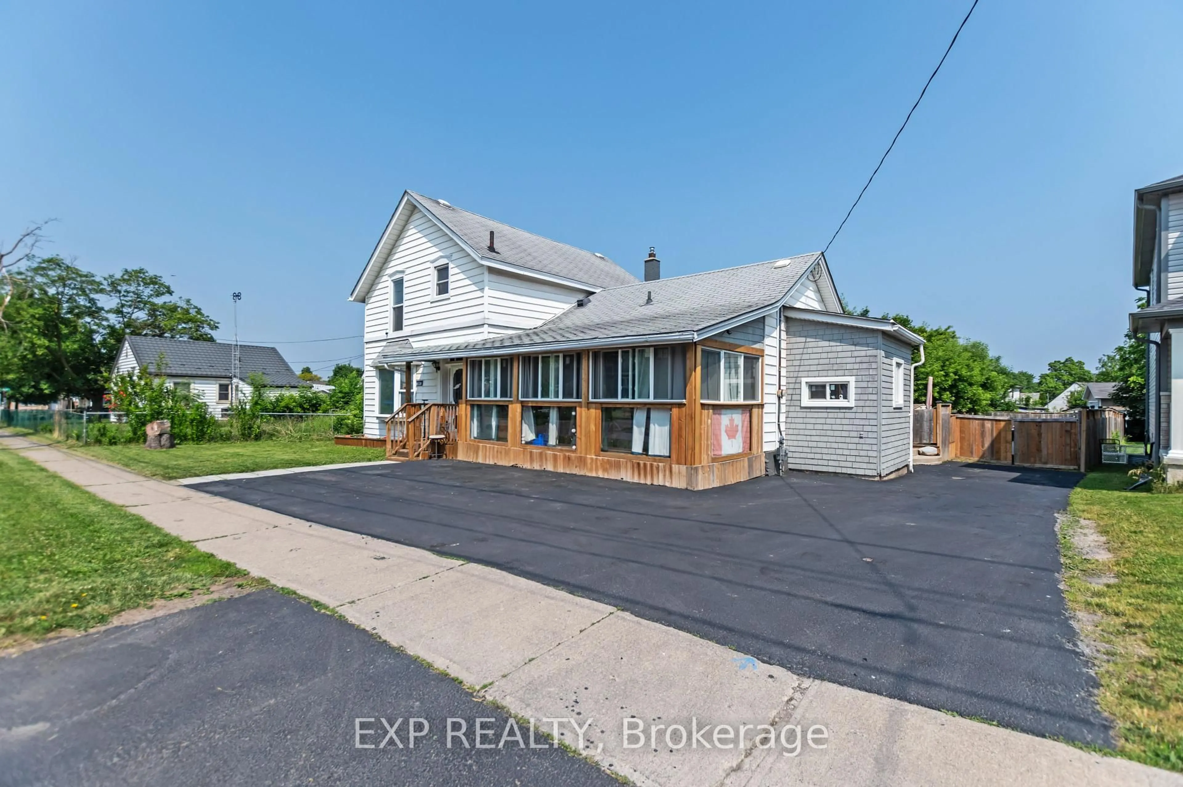 A pic from outside/outdoor area/front of a property/back of a property/a pic from drone, street for 21 Lincoln Ave, St. Catharines Ontario L2P 2C7