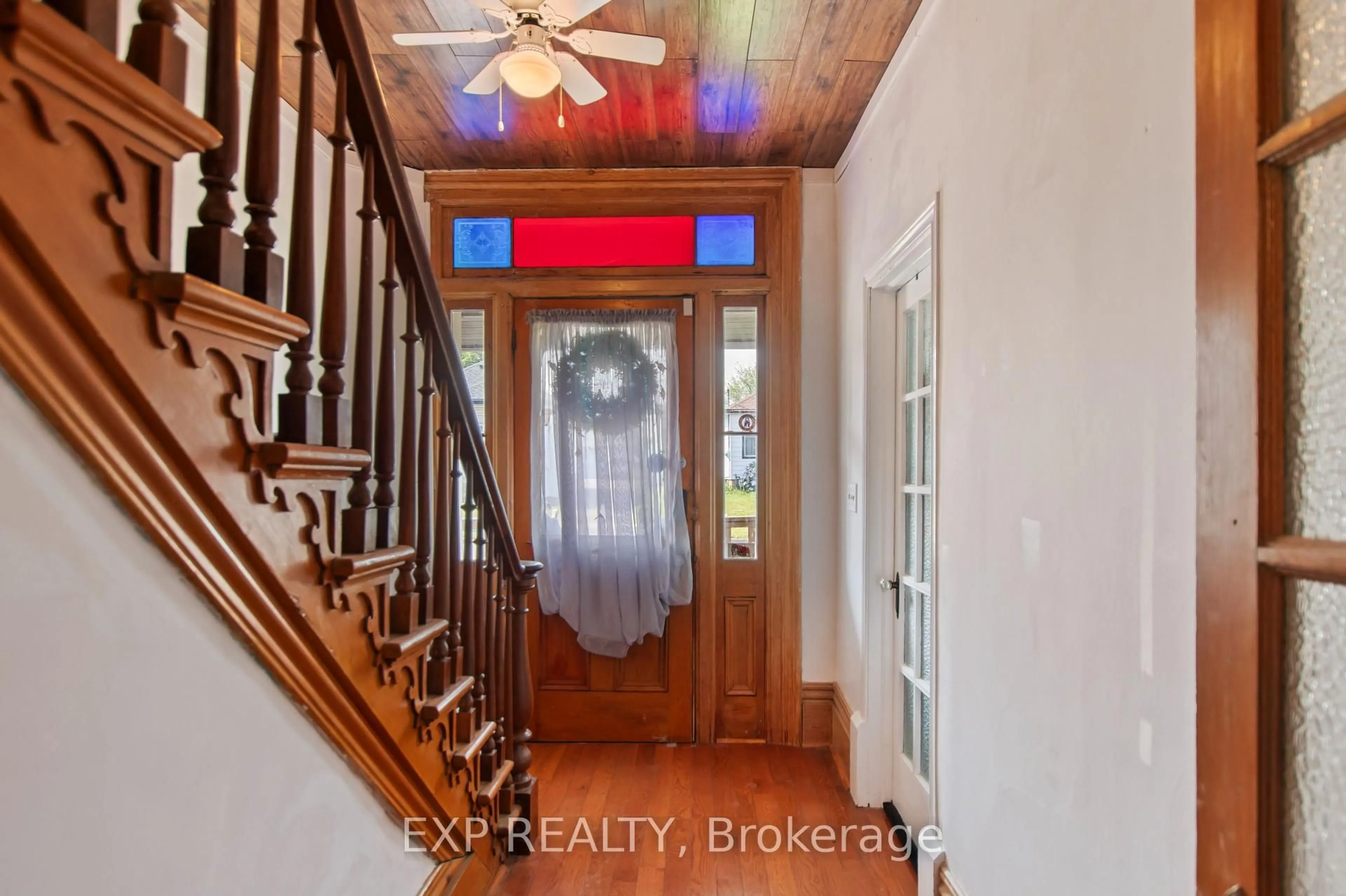 Indoor entryway for 21 Lincoln Ave, St. Catharines Ontario L2P 2C7
