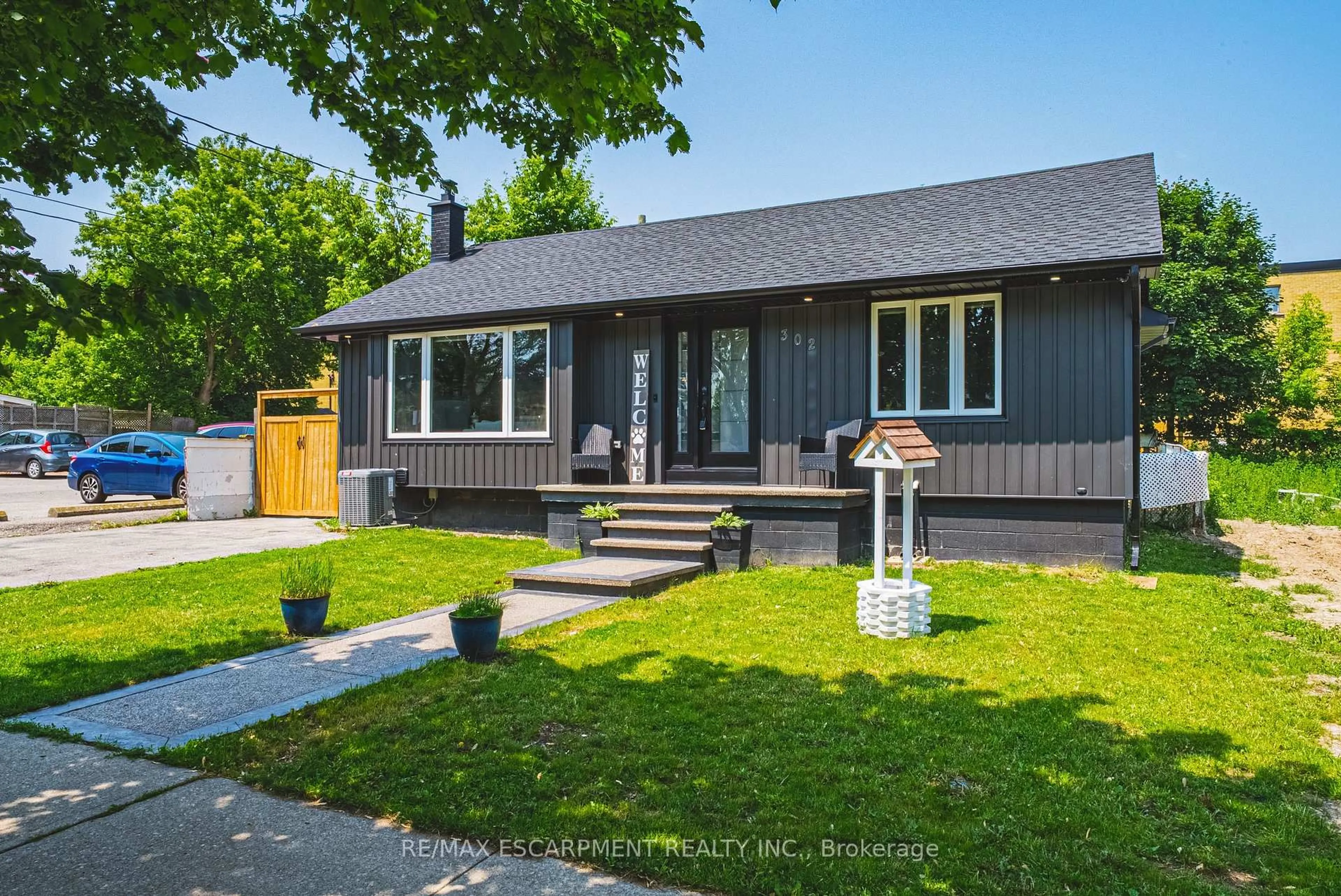 Home with vinyl exterior material, street for 302 East 43rd St, Hamilton Ontario L8T 3C7
