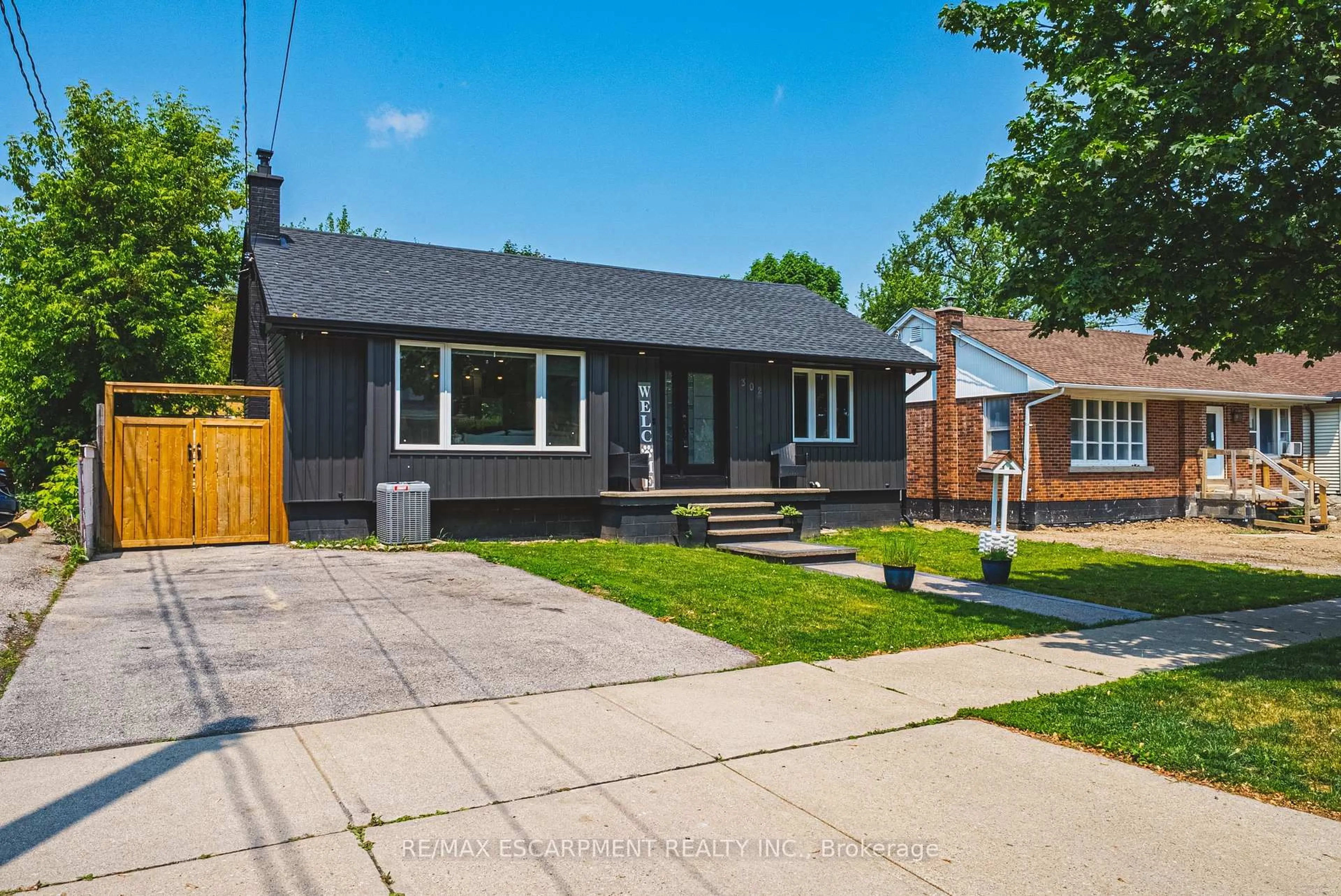 Home with brick exterior material, street for 302 East 43rd St, Hamilton Ontario L8T 3C7