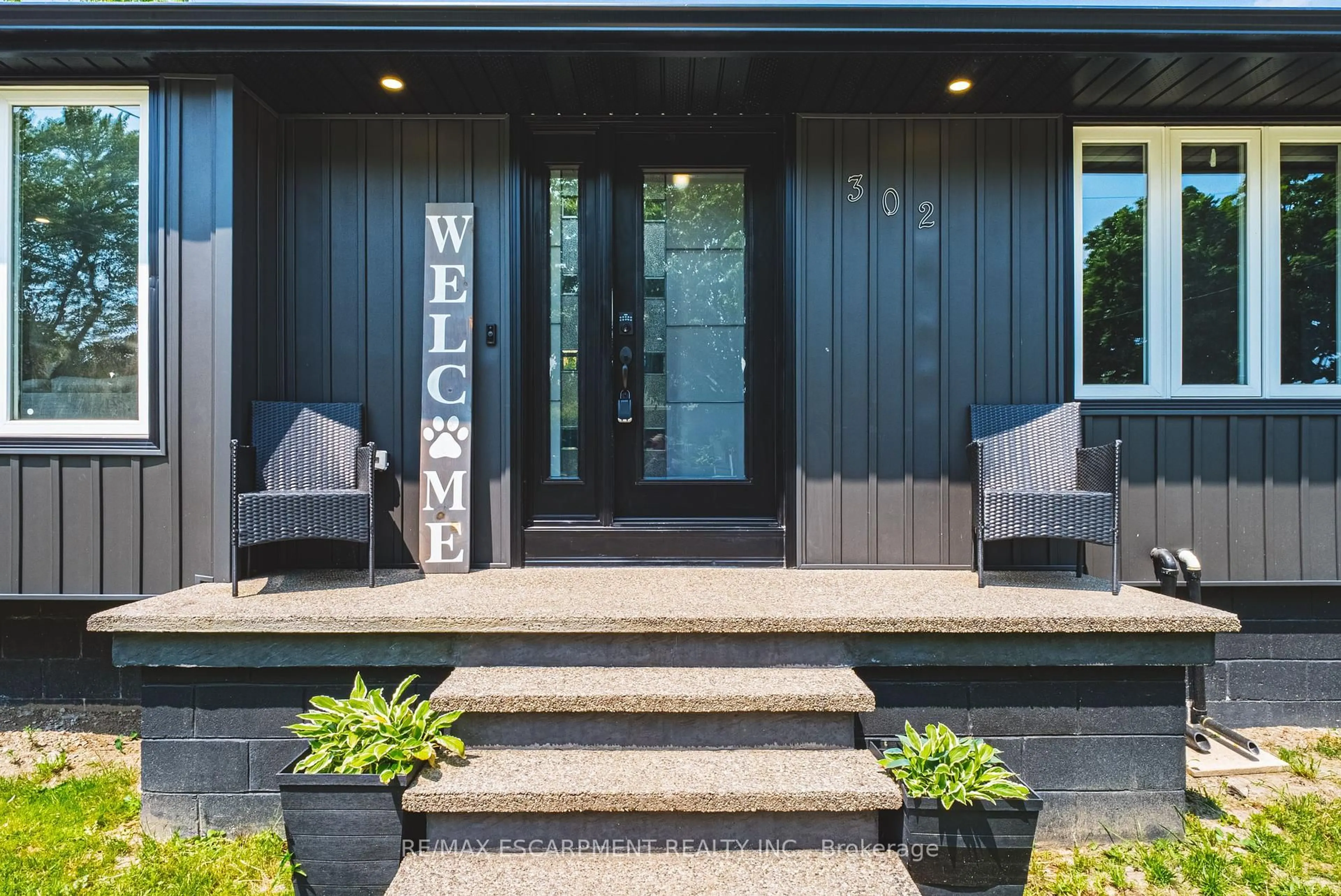 Indoor entryway for 302 East 43rd St, Hamilton Ontario L8T 3C7
