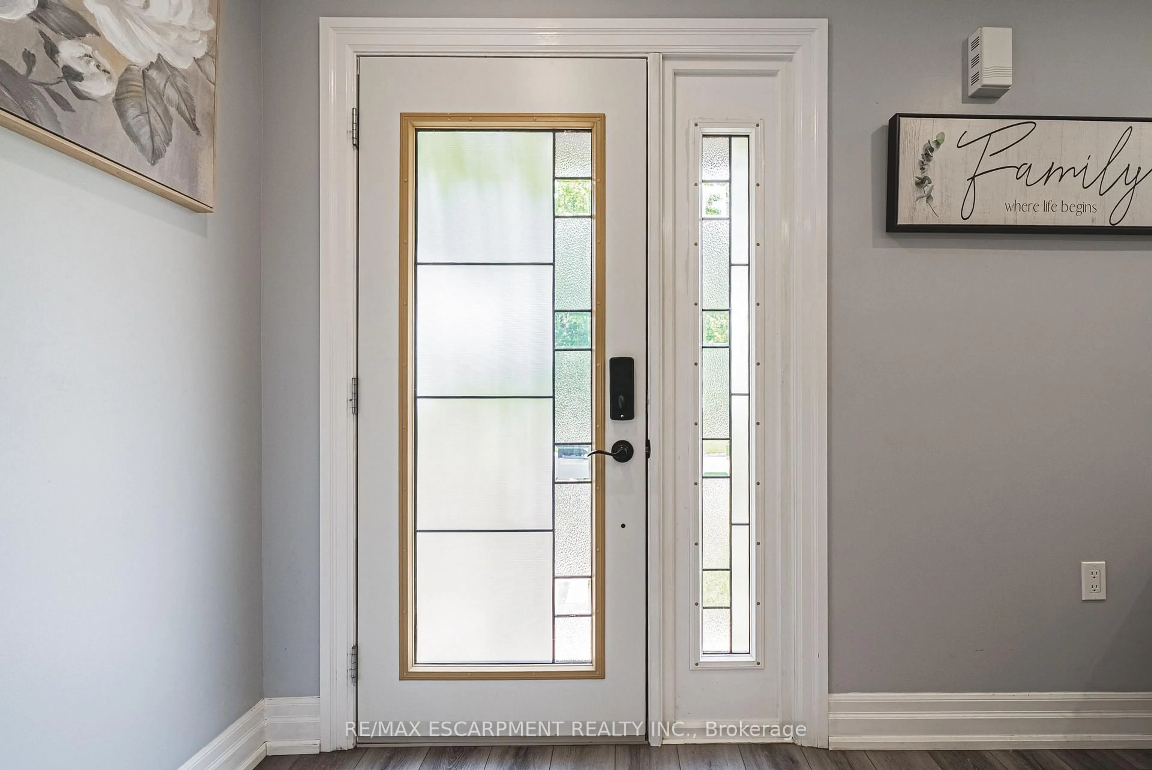 Indoor entryway for 302 East 43rd St, Hamilton Ontario L8T 3C7