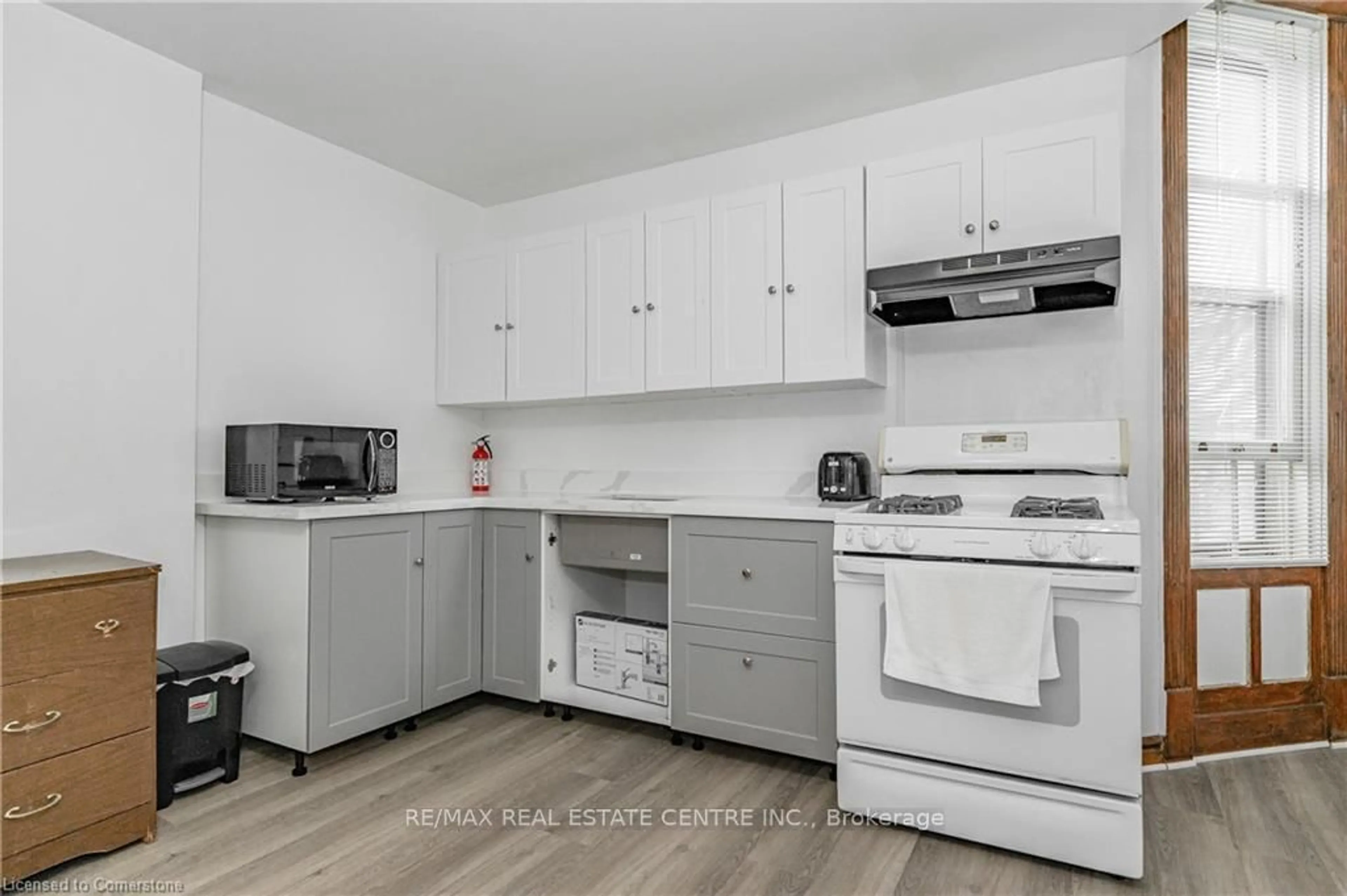 Standard kitchen, unknown for 100 Roseview Ave, Cambridge Ontario N1R 4A7