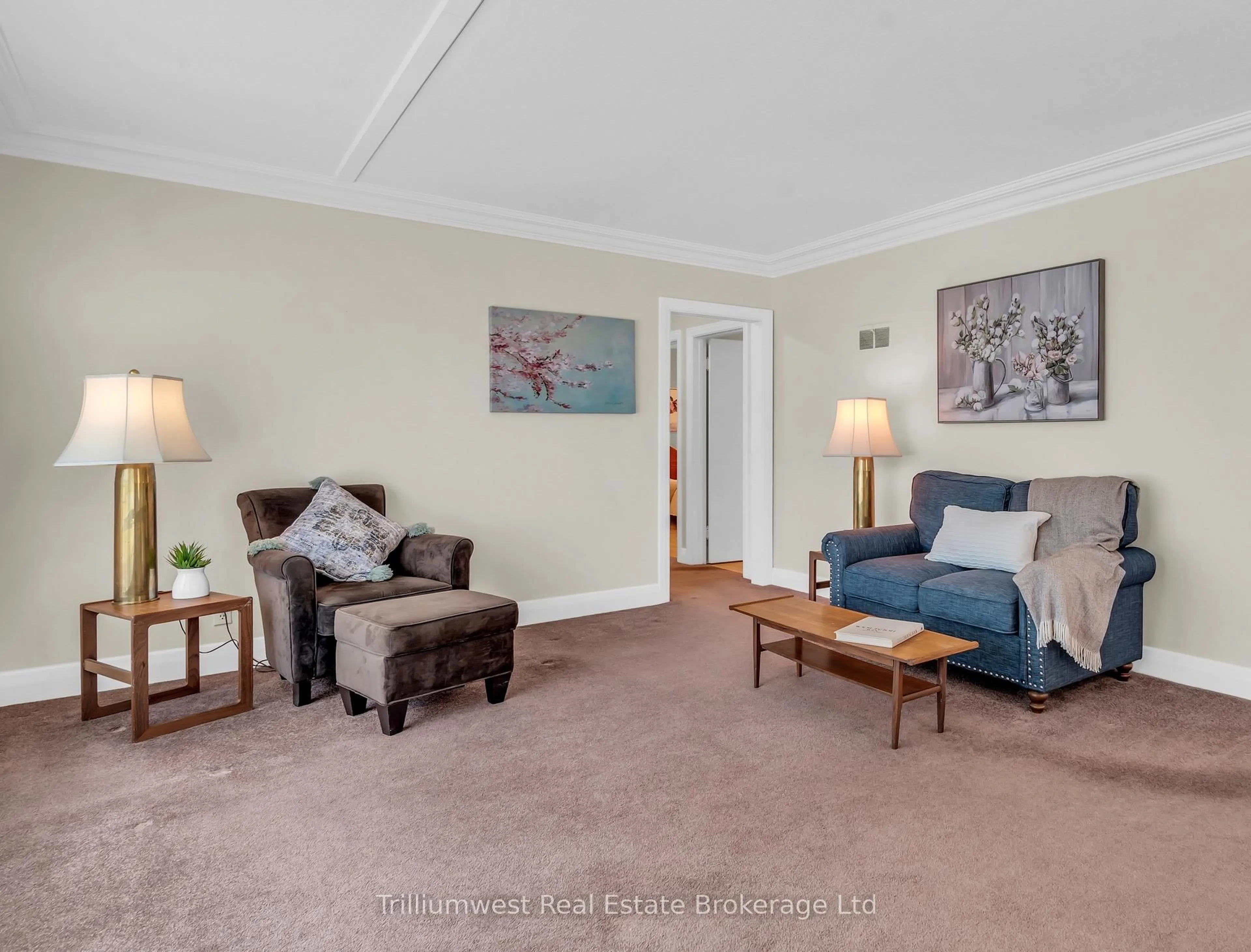 Living room with furniture, carpet floor for 126 Melrose Ave, Kitchener Ontario N2H 2B7
