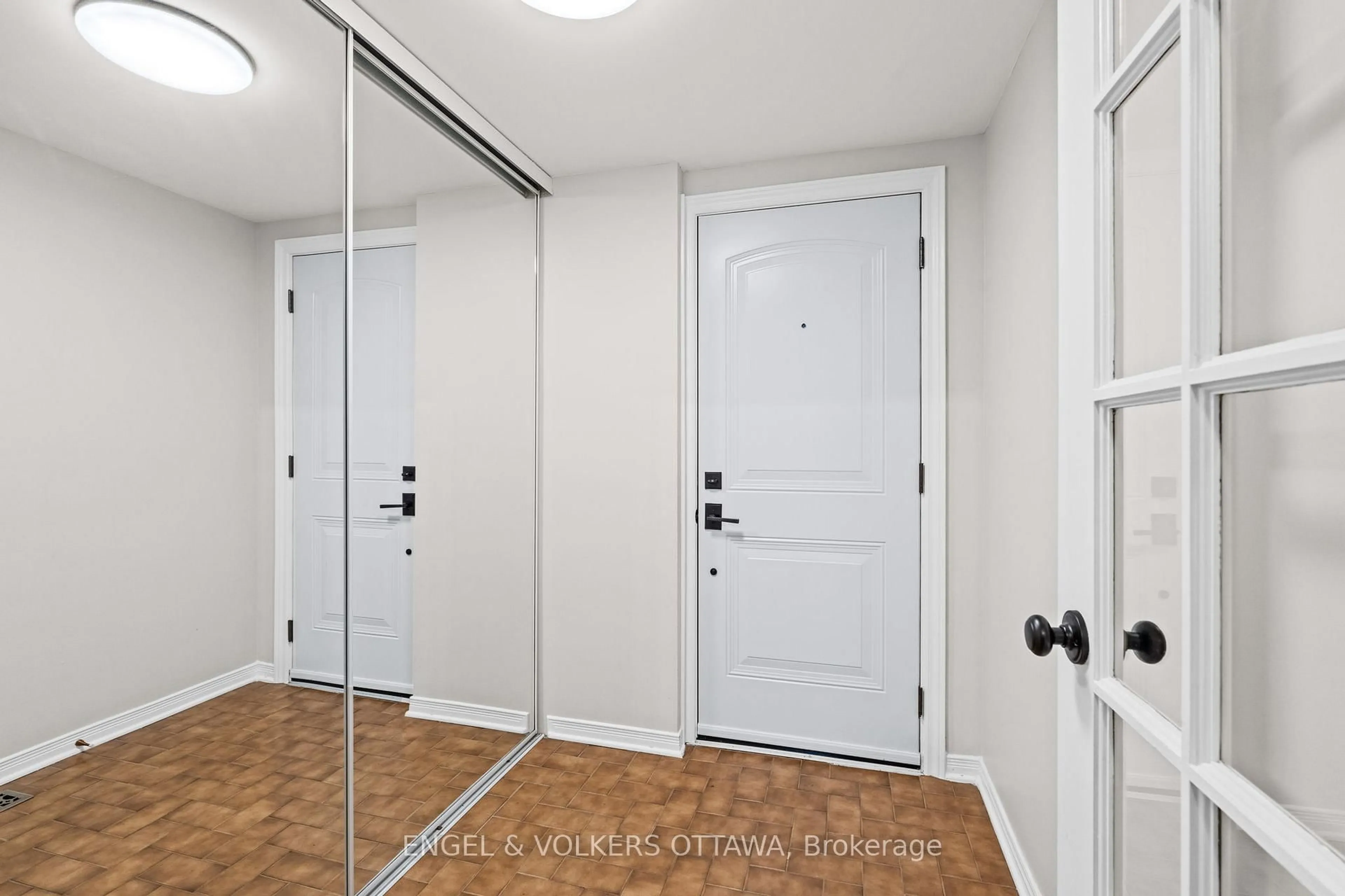 Indoor entryway for 12 Hackett St, Ottawa Ontario K1V 0P8