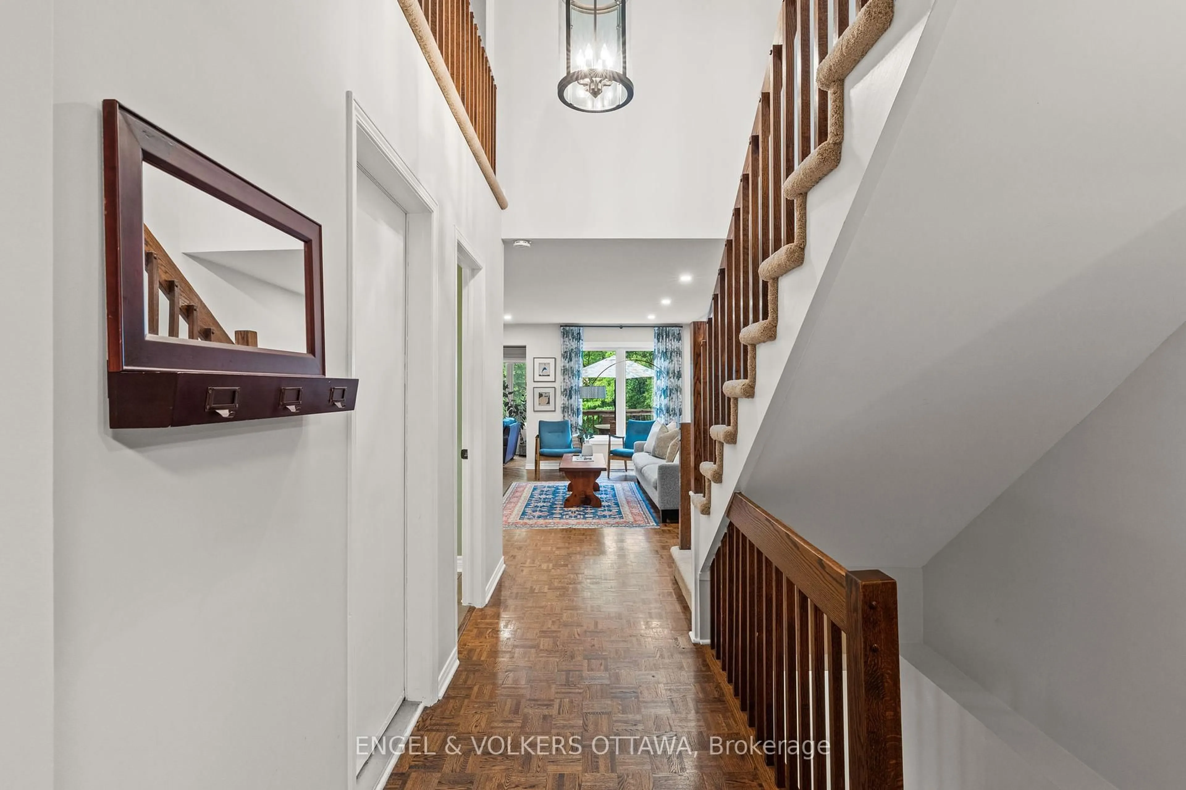 Indoor entryway for 12 Hackett St, Ottawa Ontario K1V 0P8
