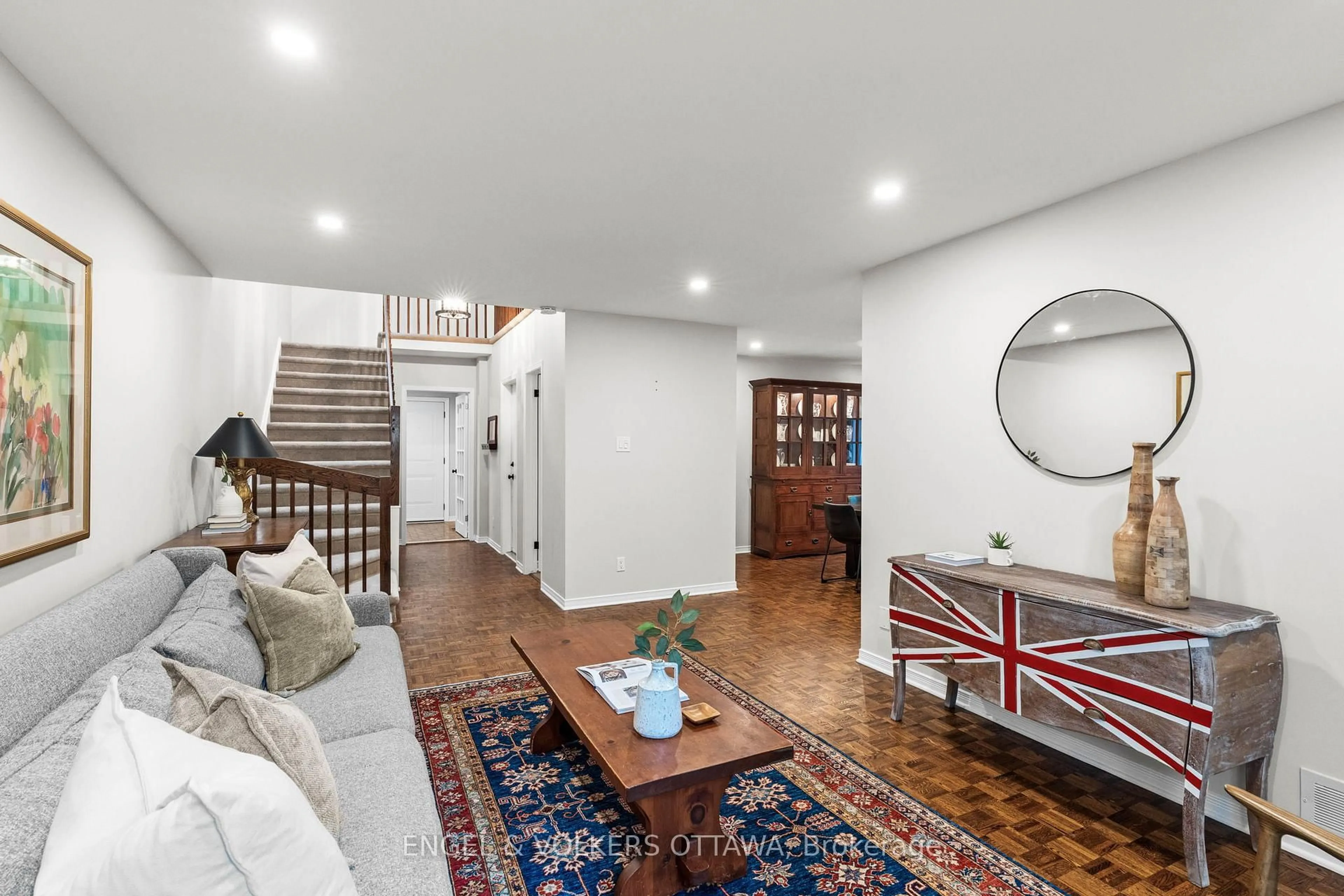 Indoor foyer for 12 Hackett St, Ottawa Ontario K1V 0P8