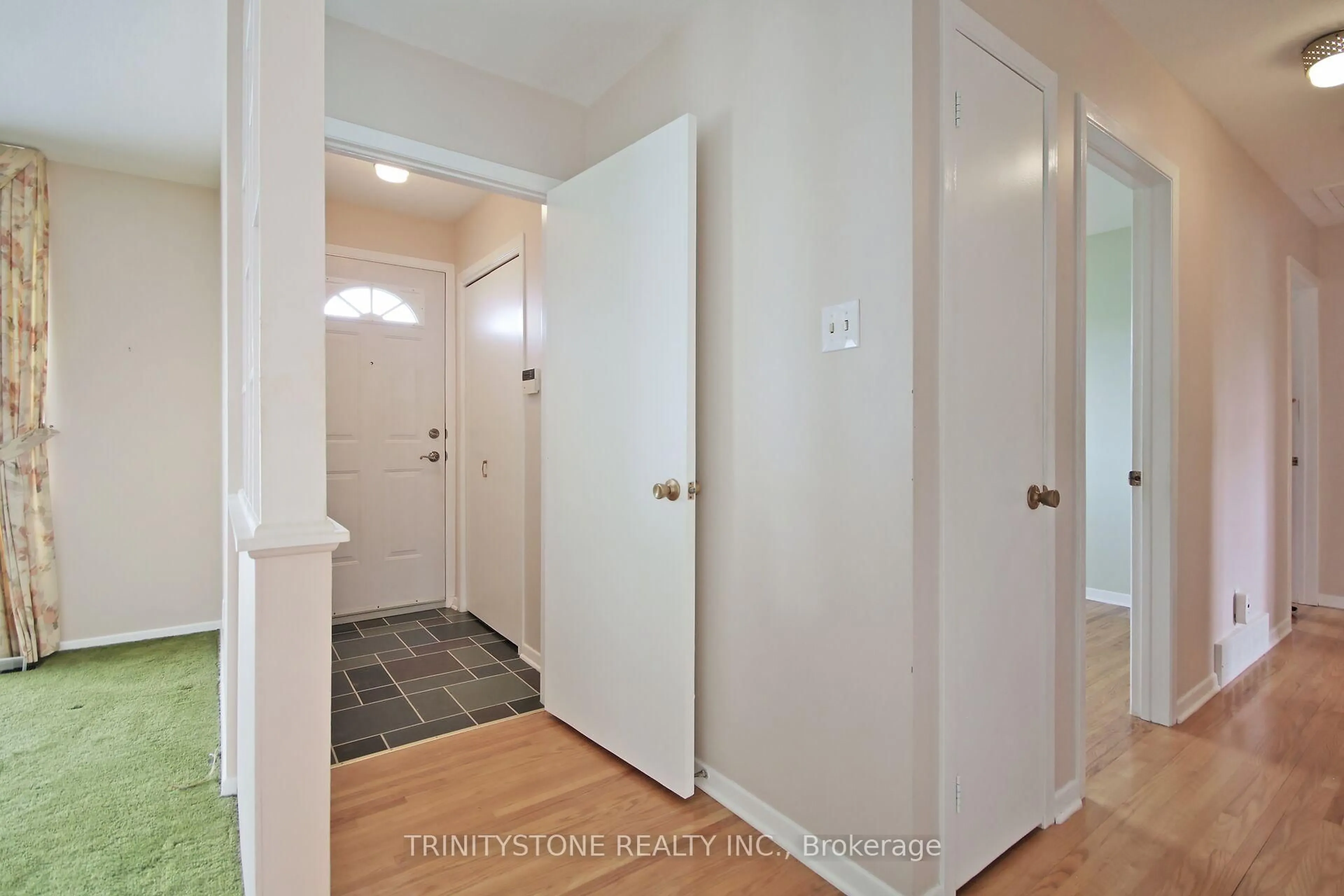Indoor entryway for 18 charing Rd, Ottawa Ontario K2G 0Z5